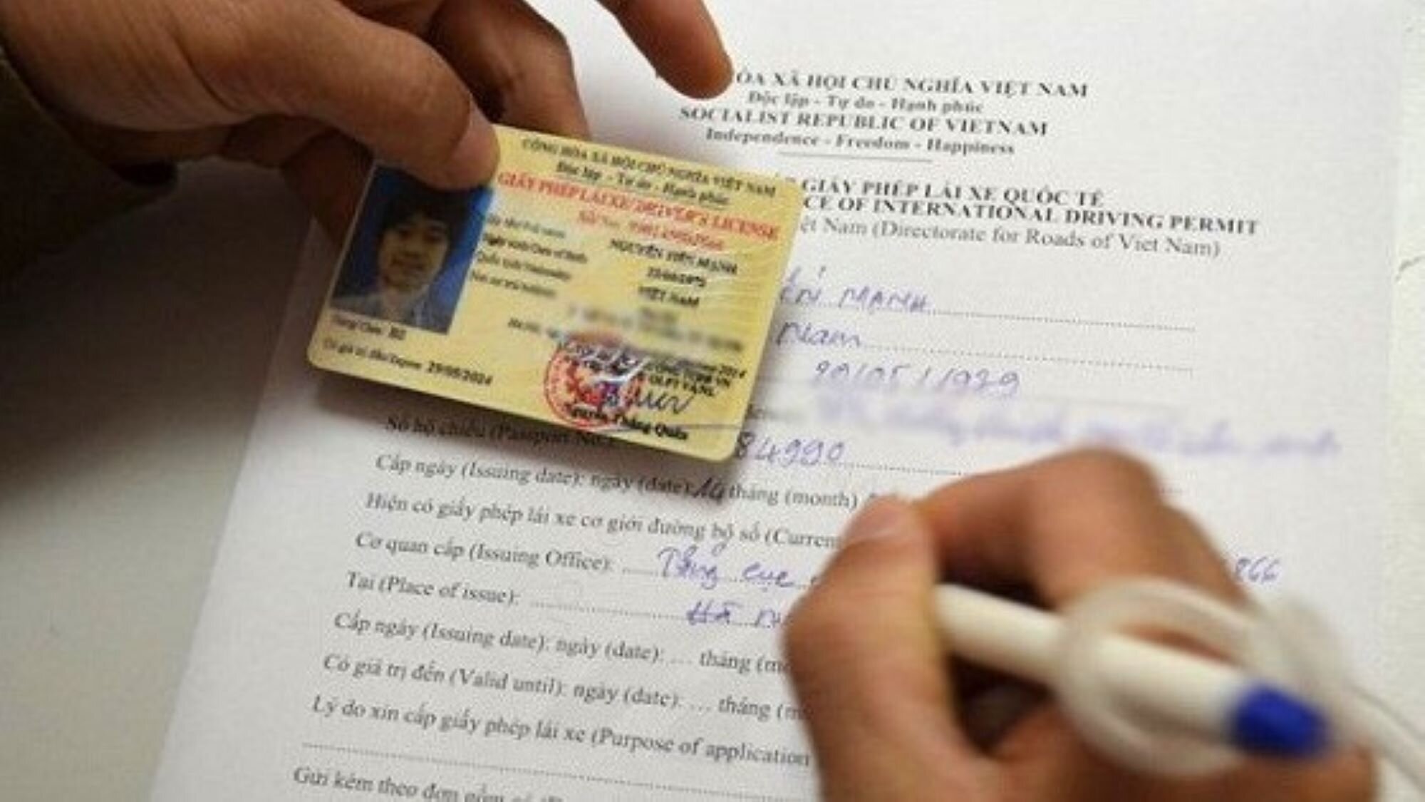 Thực hiện thủ tục đổi giấy phép lái xe của nước ngoài sang Việt Nam. (Ảnh: Chinhphu.vn)