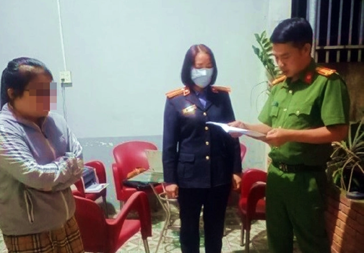 Nguyễn Thị Dạ Thảo bị tạm giữ hình sự về hành vi môi giới mại dâm. (Ảnh: Công an thị xã An Khê)