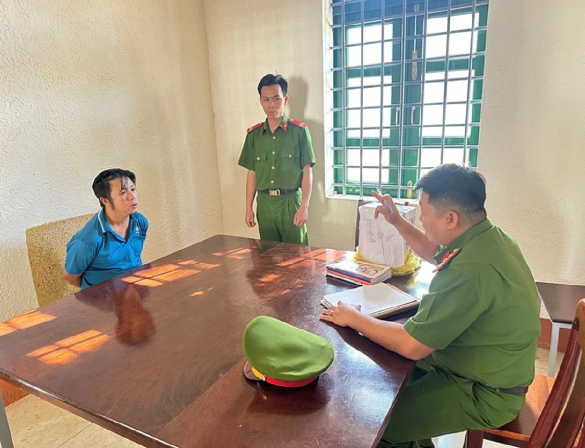 Cơ quan công an bắt giữ đối tượng Võ Tấn Tùng chuyên cho vay lãi nặng.