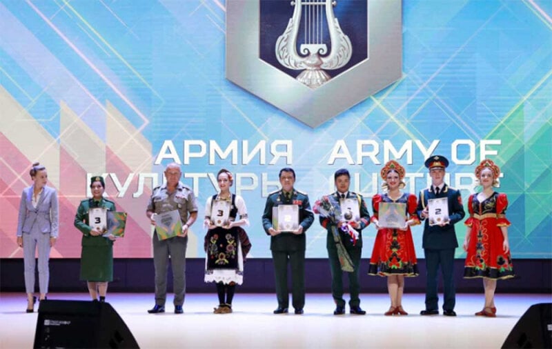 Thiếu tá, ca sĩ Trịnh Phương (thứ tư từ phải sang), là một trong những giọng ca thể hiện ca khúc ''Hát mãi khúc quân hành'' bản tiếng Nga.
