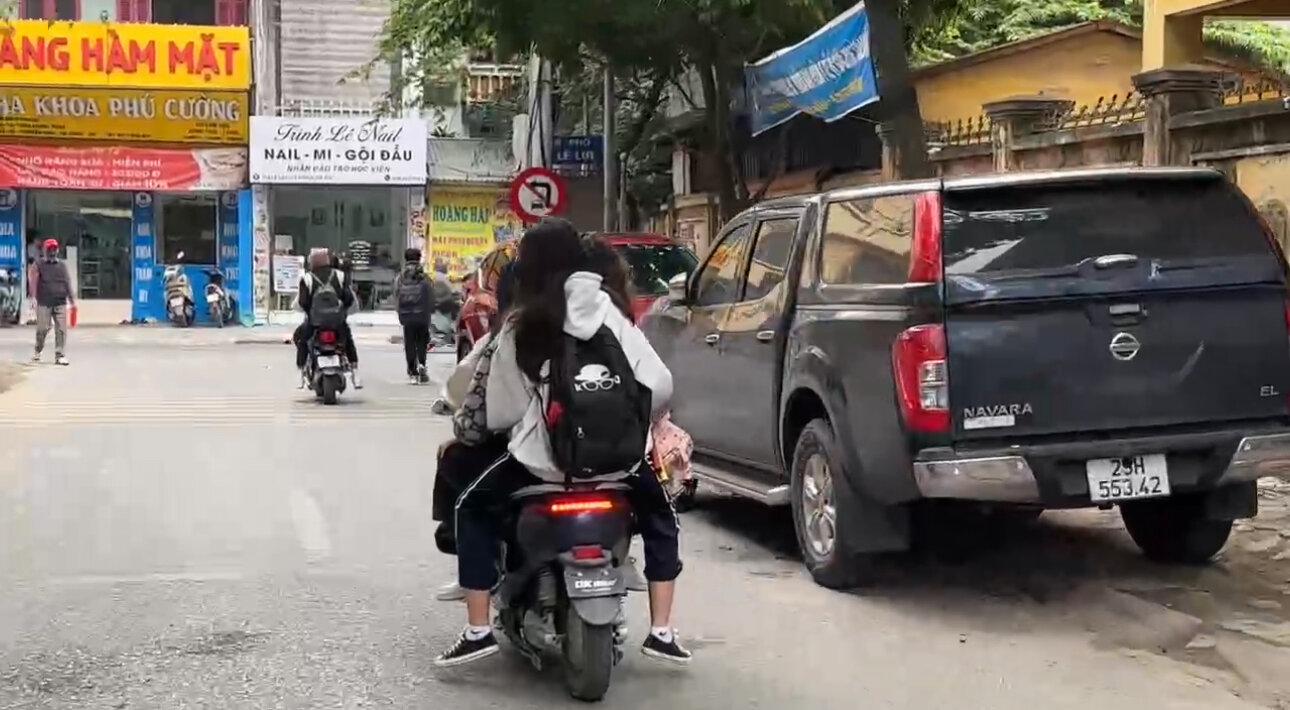 Nhiều học sinh cấp 2 Hà Nội thản nhiên đi học bằng xe máy điện bất chấp luật cấm - 2