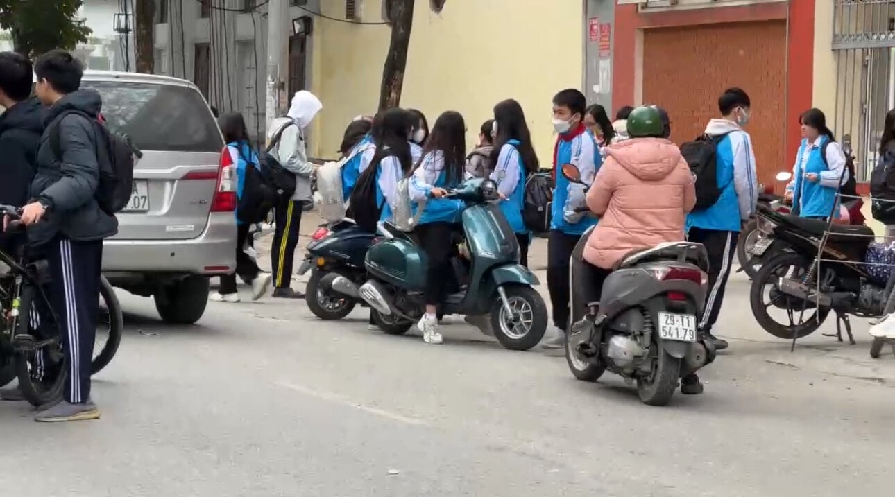 Nhiều học sinh cấp 2 Hà Nội thản nhiên đi học bằng xe máy điện bất chấp luật cấm - 1