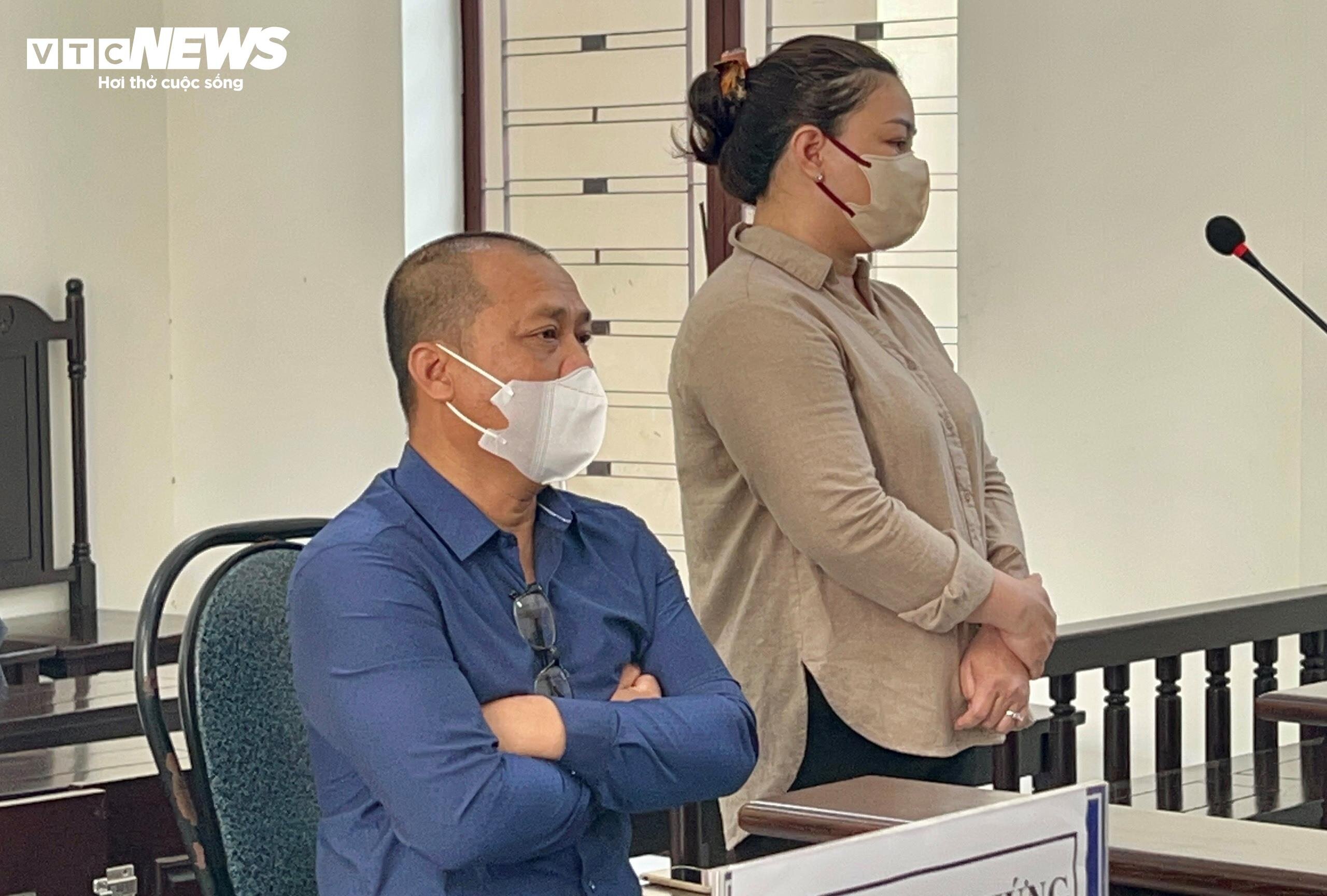 Bị cáo Lê Minh Quang và Cao Thị Thu Bích nói lời sau cùng tại phiên tòa. (Ảnh: Hiền Mai)
