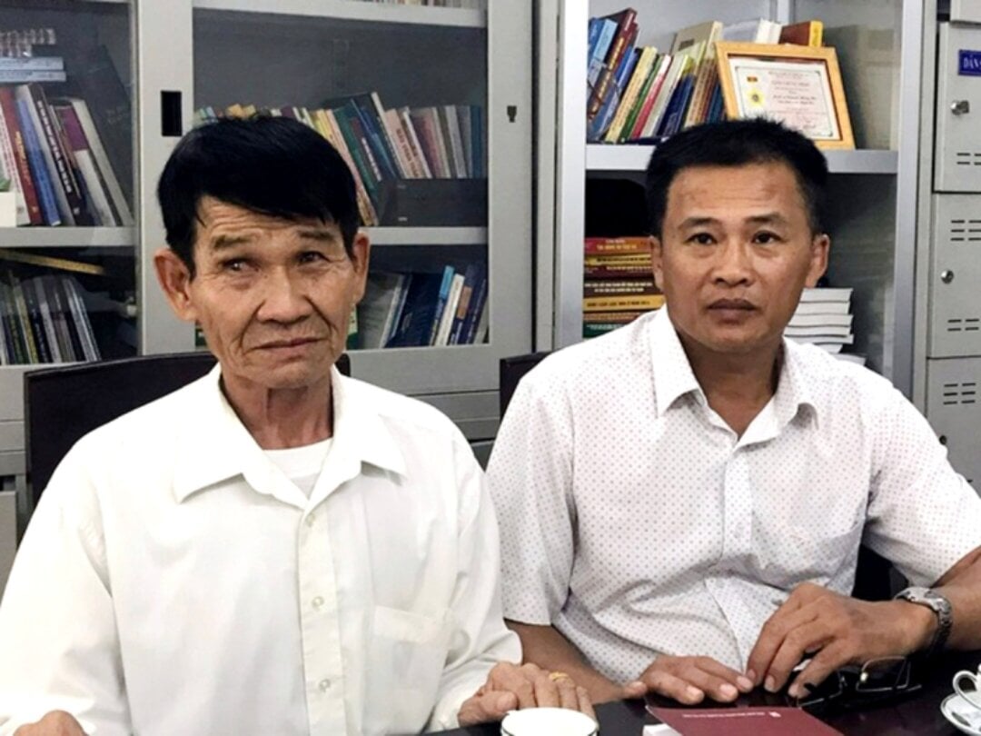 Ông Hoạnh (phải) và ông Trần Bê người cùng bị bắt oan với ông Phái 43 năm trước. Ảnh: Hồng Hà