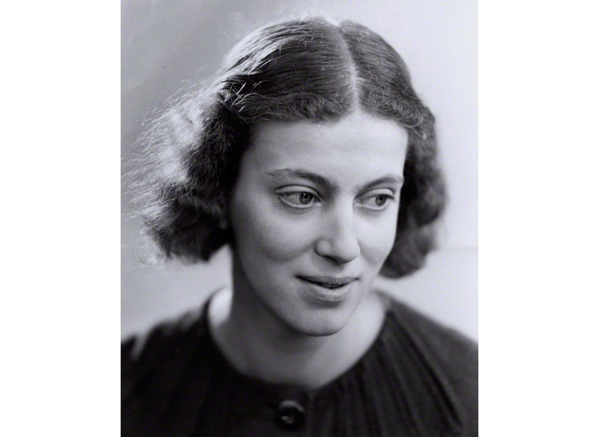 Sinh ra ở Ai Cập vào năm 1910, tình yêu khoa học của Dorothy Hodgkin được khơi dậy từ khi còn trẻ. Cha mẹ là người có học thức lớn và giàu nghị lực, điều này gieo mầm cảm hứng để bà ấy tiếp xúc với những môn khoa học từ khảo cổ học đến thực vật học. (Ảnh: nationalww2museum)