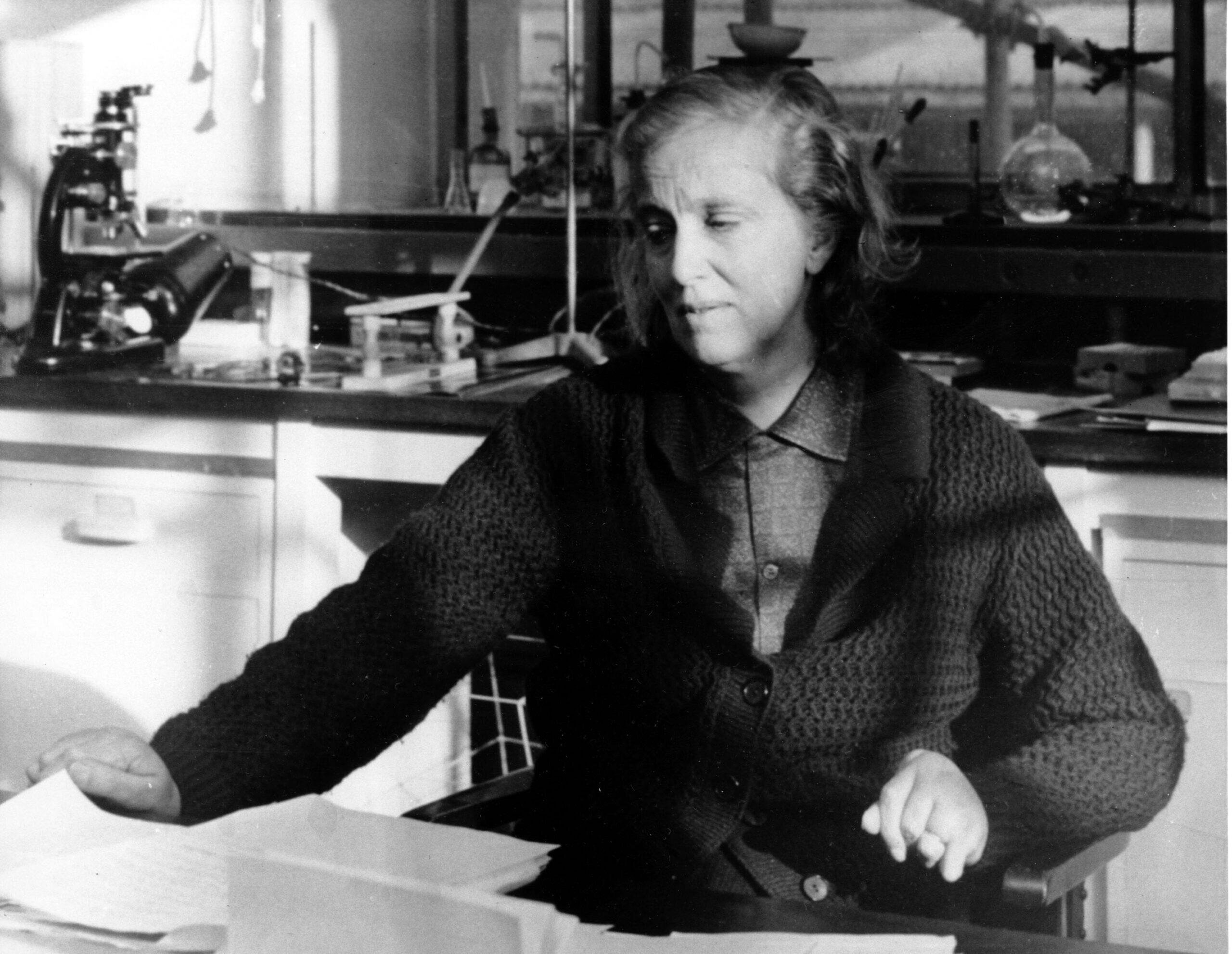 Năm 1947, Dorothy Hodgkin được bầu làm Thành viên của Hiệp hội Hoàng gia Anh. Bà nhận được Huân chương Hoàng gia năm 1956 và Huân chương Công trạng năm 1965. Năm 1964, bà trở thành người phụ nữ Anh duy nhất nhận Giải thưởng Nobel Hóa học, vì công trình thành tựu xác định được cấu trúc của các chất sinh hóa quan trọng như penicillin, B12 và insulin bằng kỹ thuật tinh thể tia X. (Ảnh: AP Photo)