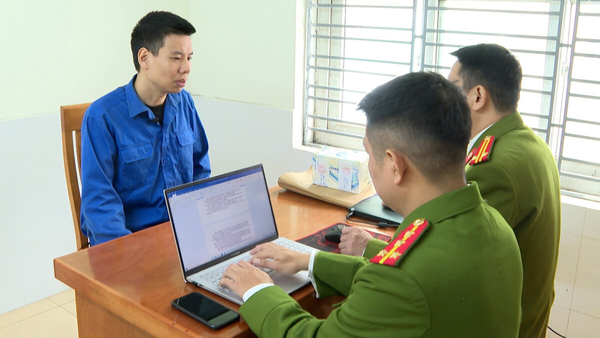 Bị can Phạm Thành Dương tại cơ quan công an quận Hải An.