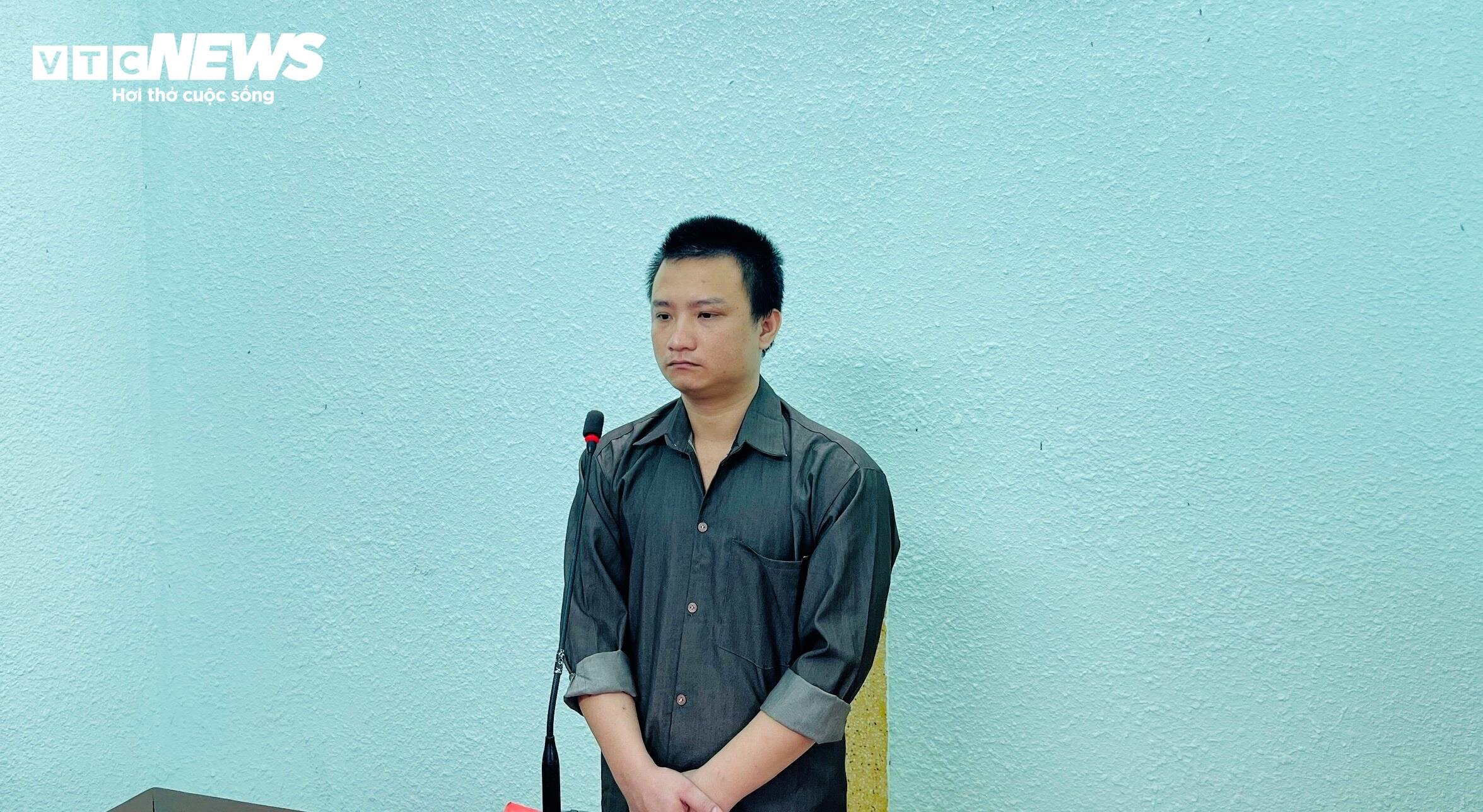 Bị cáo Lê Chí Đạt tại phiên xử trực tuyến.