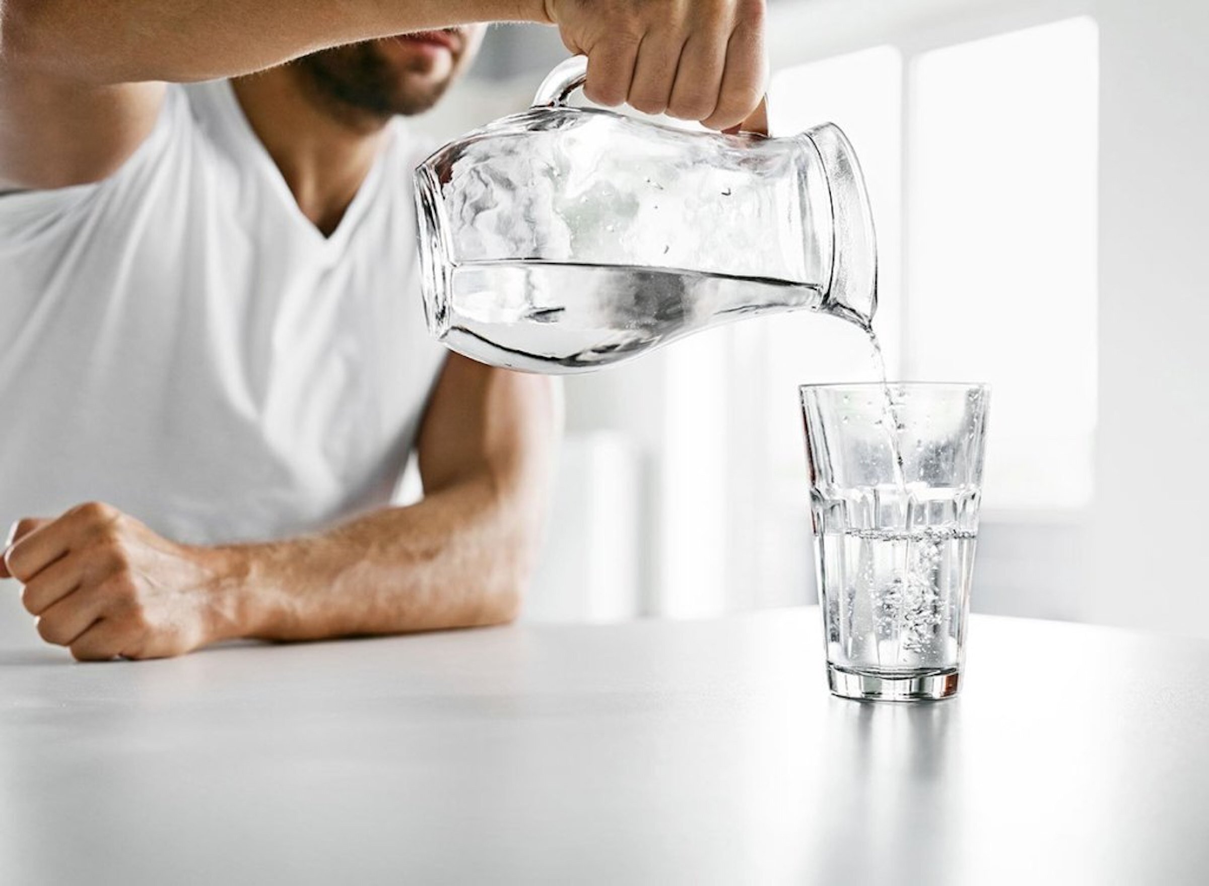 Uống nước đầy đủ giúp cải thiện cảm giác no, giảm tiêu thụ calo.