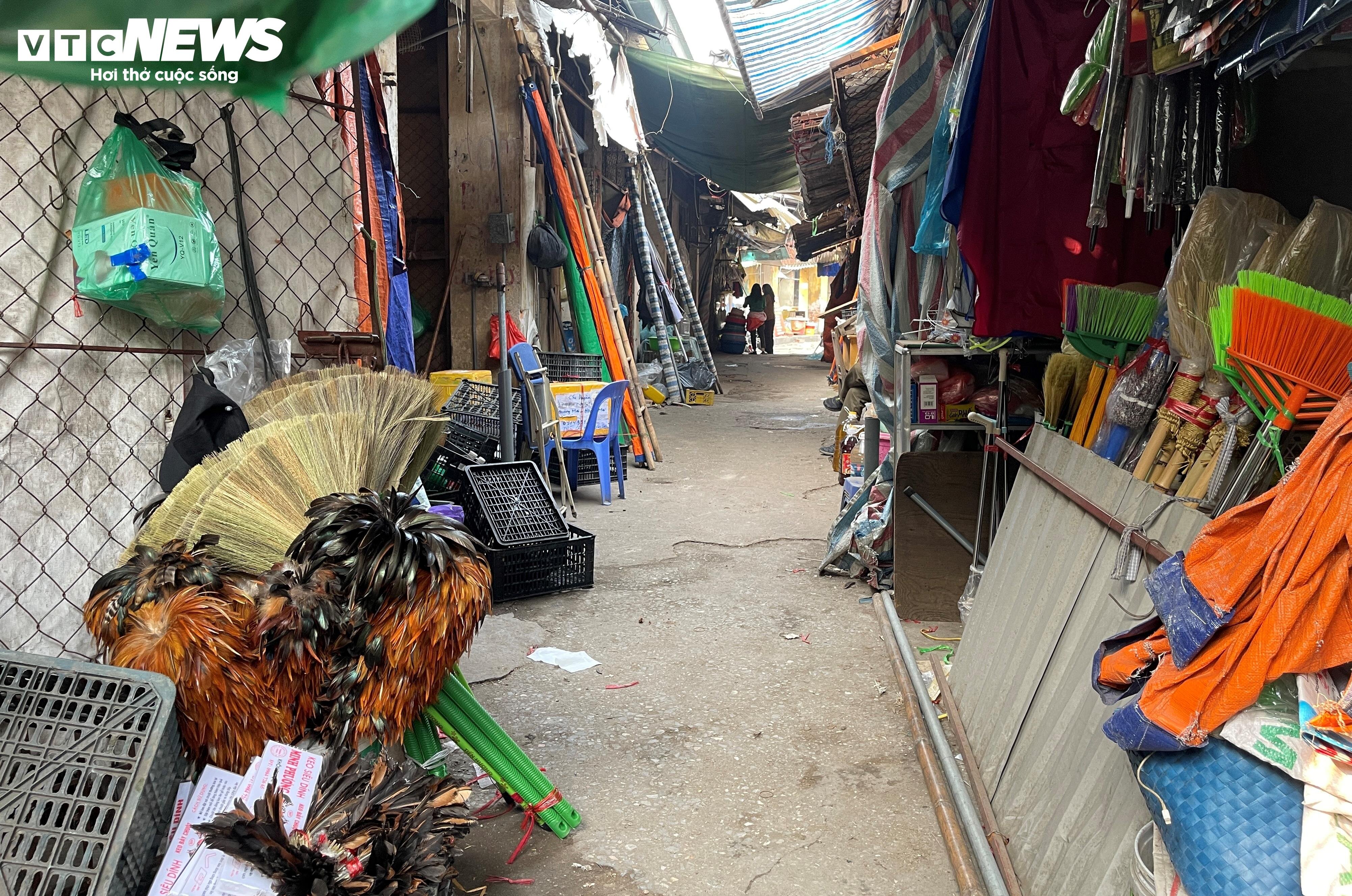 Nhiều hàng hóa tại chợ Mai Động vẫn nằm 
