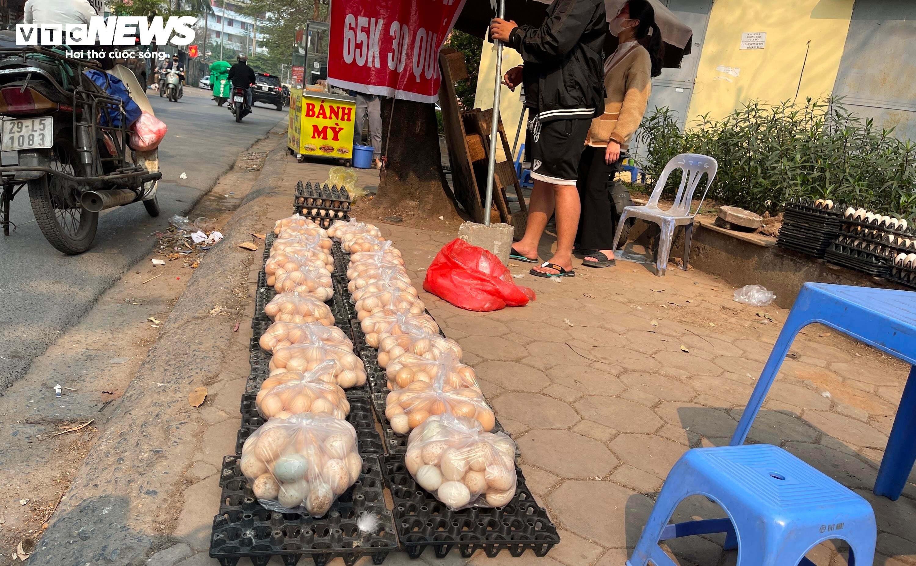 Trứng gà giá rẻ bày bán la liệt trên nhiều tuyến phố ở Hà Nội.