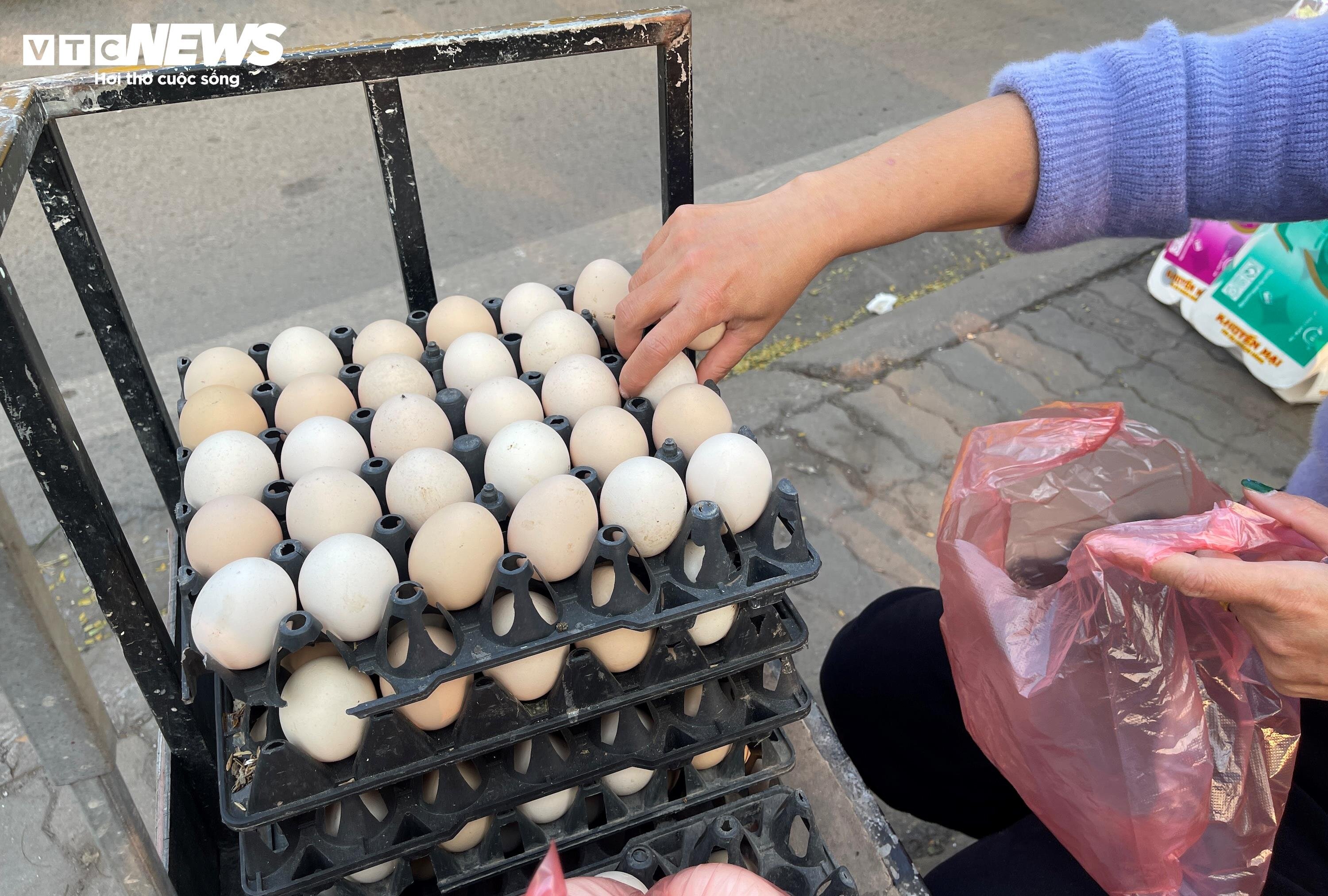 Bà Loan tự mình mang trứng lên Hà Nội bán để 