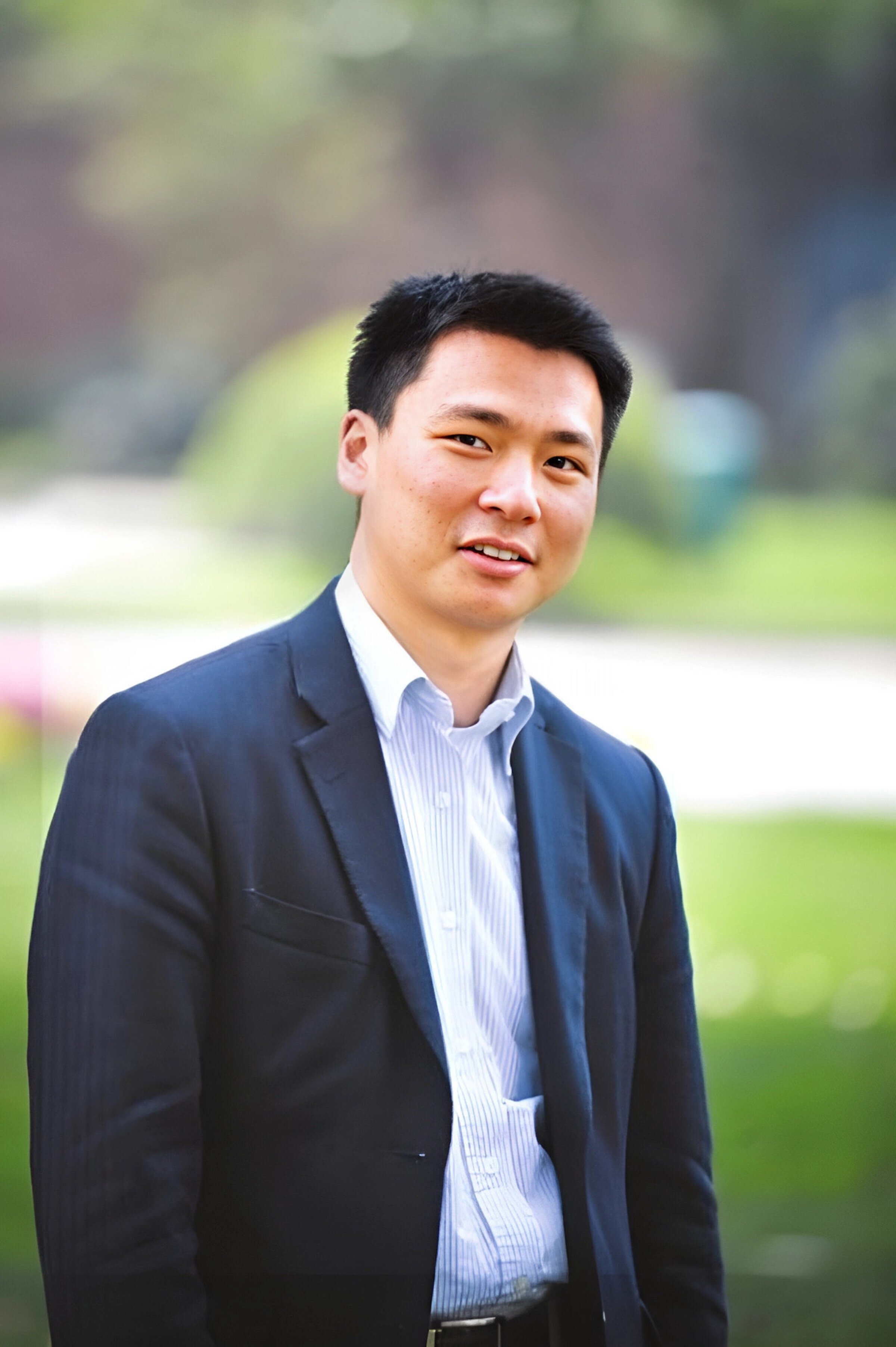 Chàng trai nghèo Vi Minh Ân đỗ Đại học Oxford ở tuổi 18, 24 tuổi sở hữu mức lương 1 triệu USD/năm (24 tỷ đồng). Ảnh: Baidu