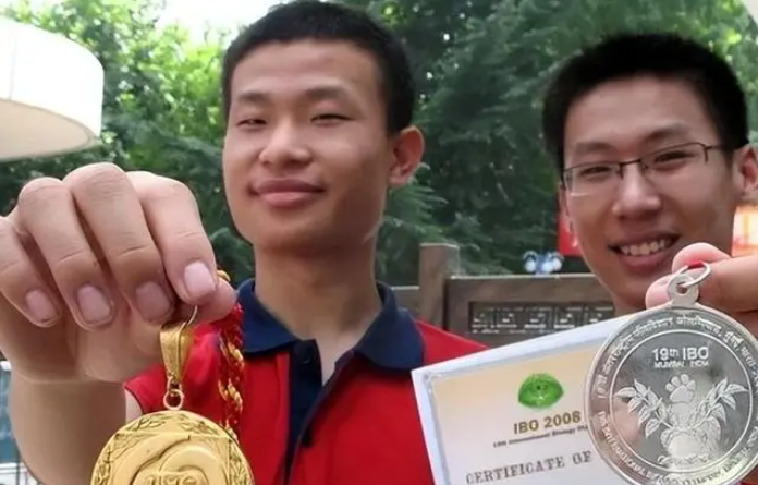 Vi Đông Dịch (áo đỏ) với tấm huy chương vàng Olympic Toán học quốc tế năm 2008. (Ảnh: Baidu)