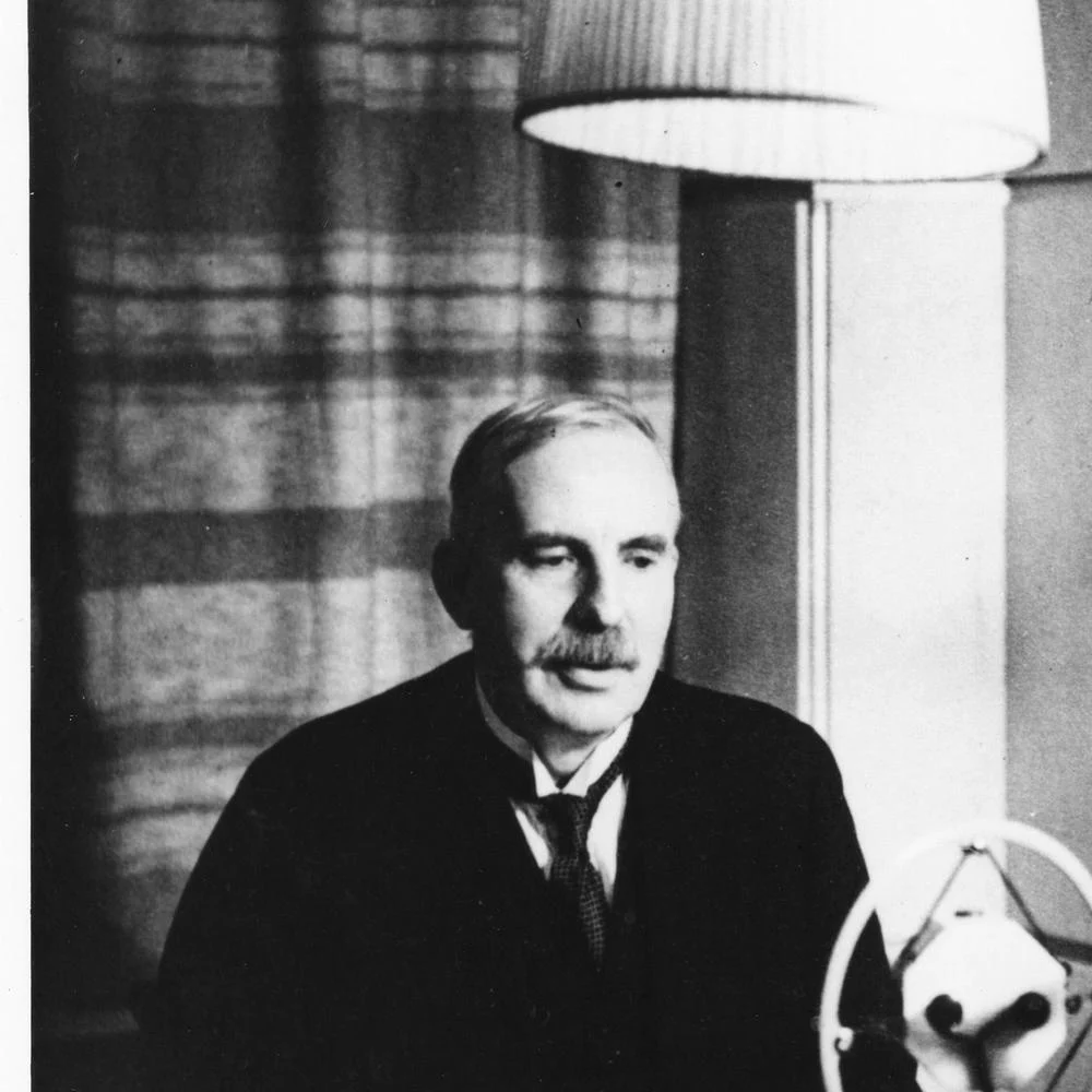 Được mệnh danh là “cha đẻ của thời đại hạt nhân”, Rutherford nhận được giải Nobel Hóa học năm 1908. Ngoài ra, ông còn được trao rất nhiều danh hiệu khác như: Huân chương Rumford (năm 1905), Huân chương Copley (năm 1922) của Hiệp hội Hoàng gia Anh, giải Bressa (1910) của Viện hàn lâm khoa học Turin... (Ảnh: tagesspiegel)