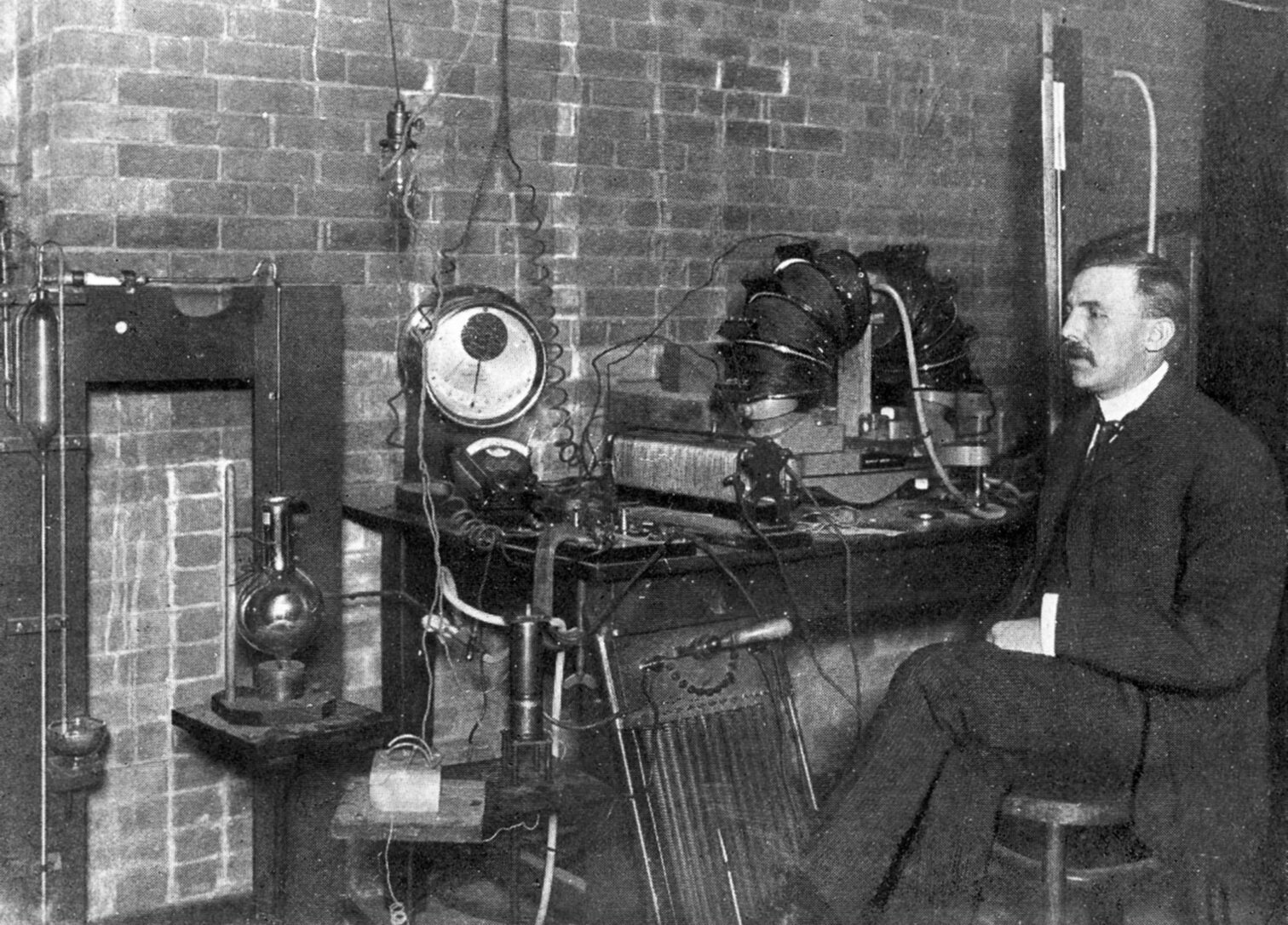 Tập trung vào uranium, Ernest Rutherford phát hiện việc đặt nó gần lá kim loại sẽ khiến bức xạ dễ dàng bị hấp thụ hoặc chặn lại, trong khi loại bức xạ khác không gặp khó khăn gì khi xuyên qua cùng lá kim loại. Ông đặt tên cho hai loại bức xạ này lần lượt là “alpha” và “beta”. (Ảnh: wikipedia)