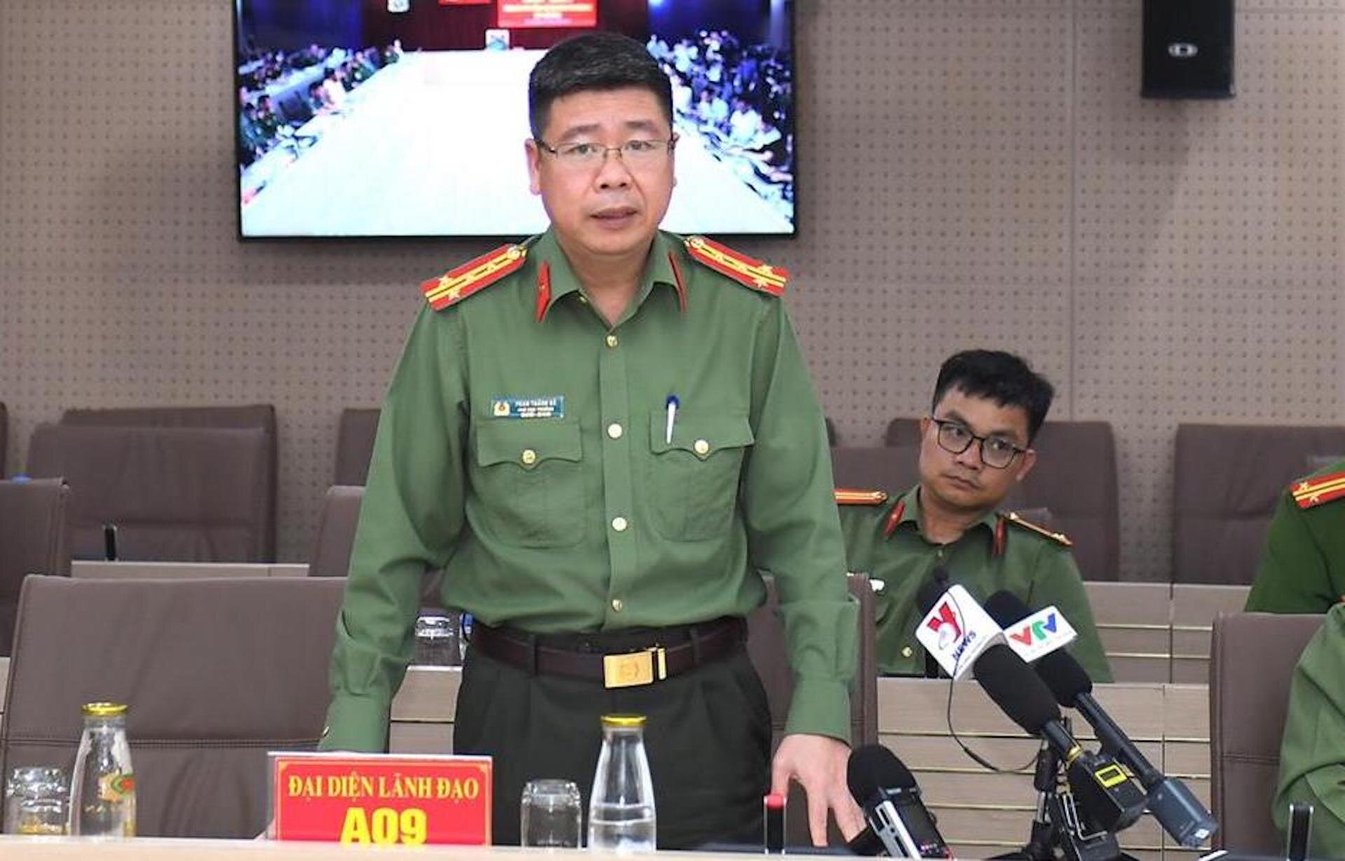 Đại tá Phan Thành Bá, Phó Cục trưởng Cục An ninh điều tra thông tin tại họp báo.