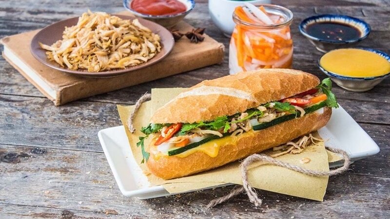 Danh sách những món ngon phải thử khi đến Việt Nam không thể thiếu bánh mỳ.