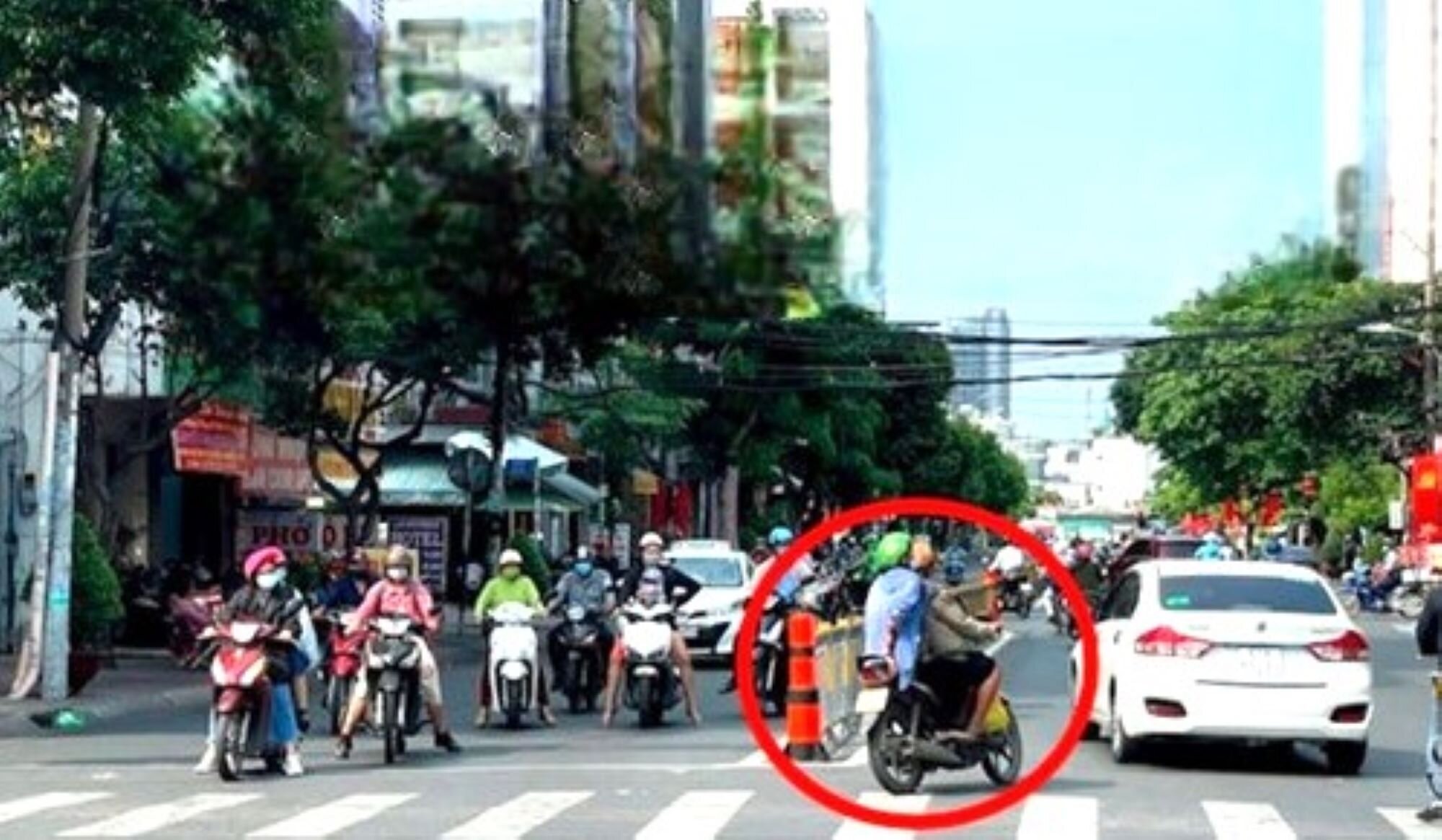 Quay đầu xe máy tại phần đường dành cho người đi bộ là sai quy định. (Ảnh: Thuvienphapluat)