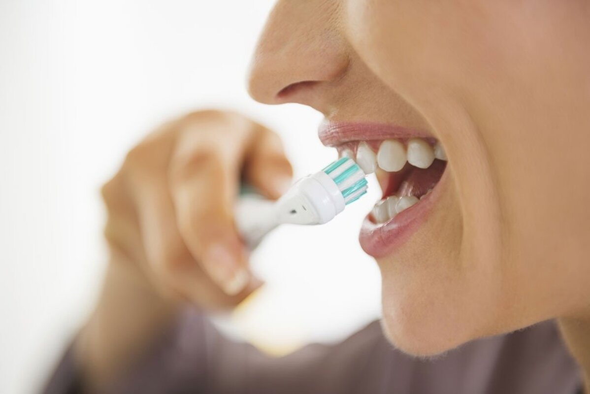 Đánh răng không chỉ giúp hơi thở thơm tho mà còn có thể giúp giảm cân nhanh hơn. (Ảnh: Bright Side)