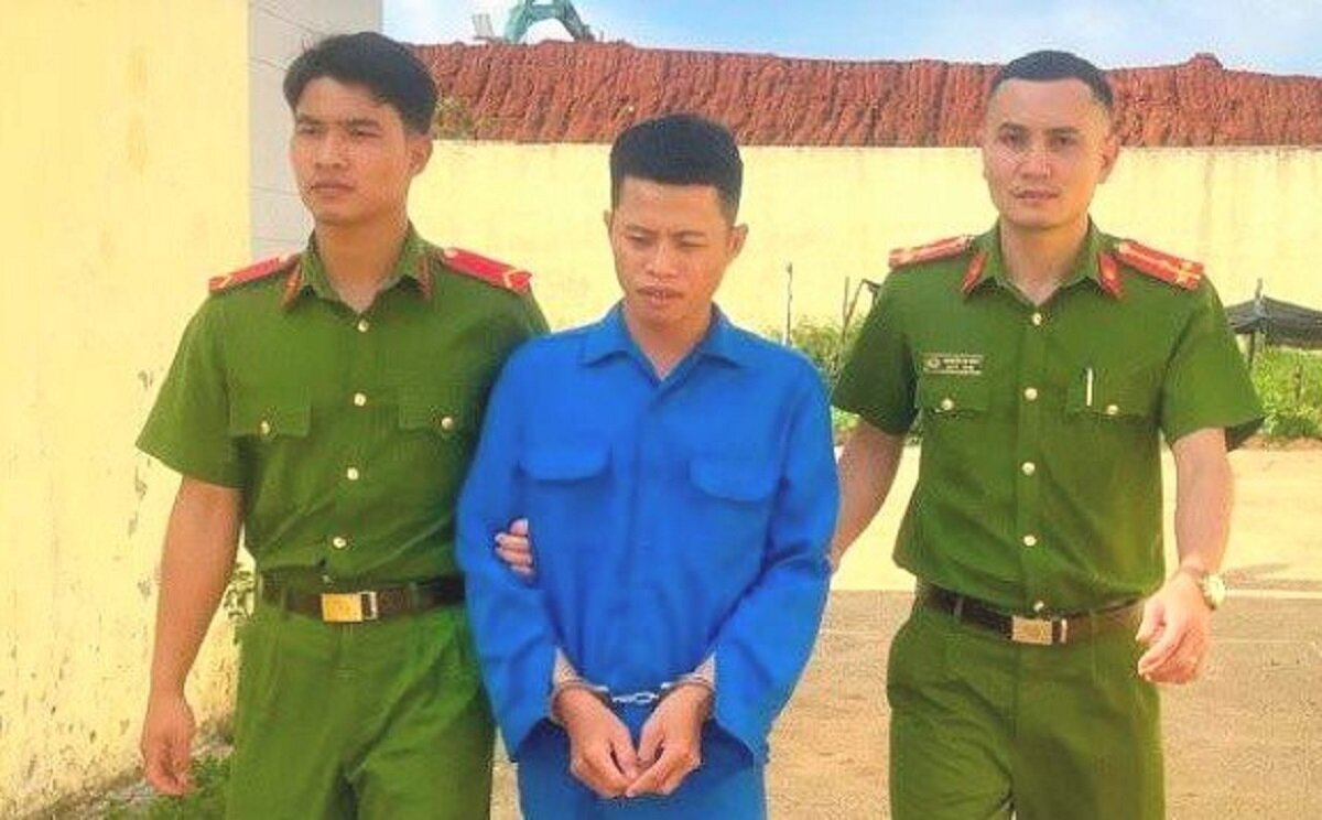 Lực lượng công an bắt giữ Lê Công Việt. (Ảnh: Công an huyện Tuy Đức)