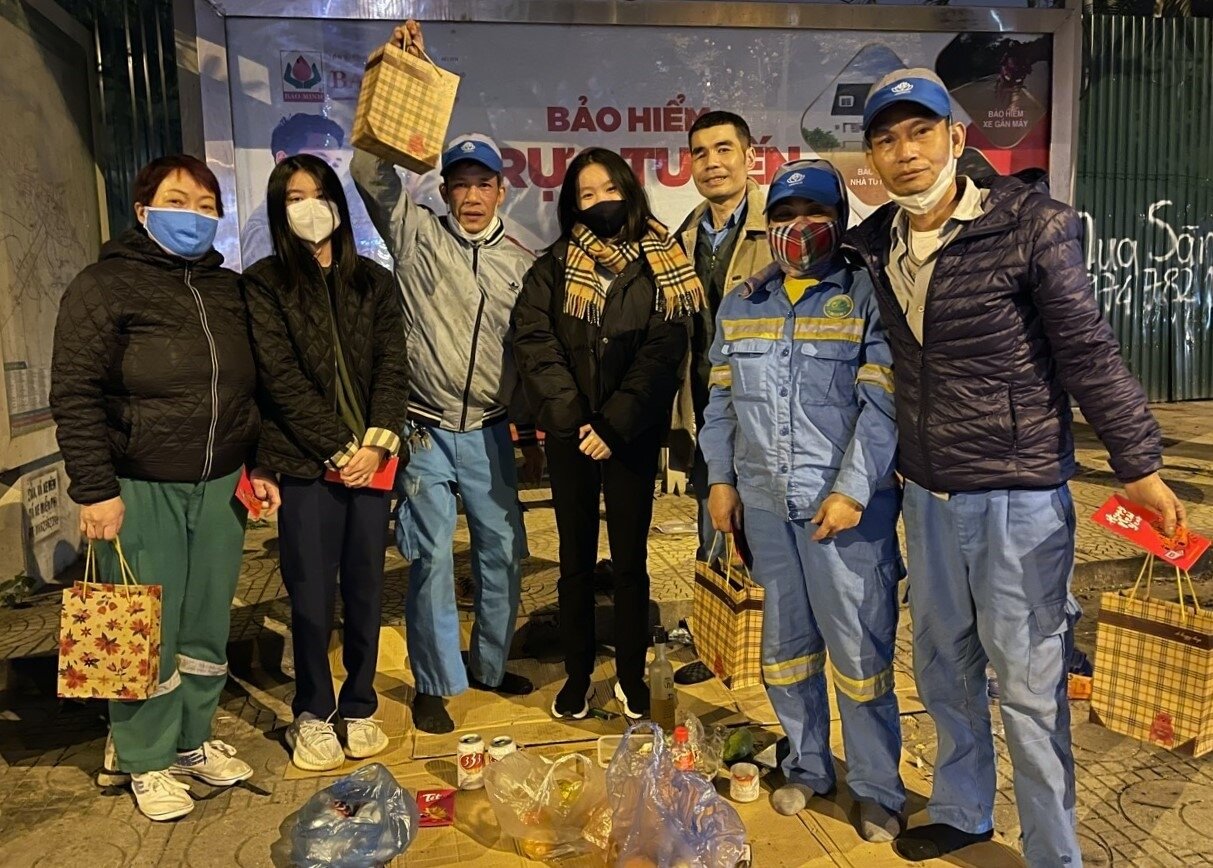 Gia Minh gặp gỡ, chia sẻ và tặng quà các công nhân vệ sinh môi trường trong đêm giao thừa nhiều năm liền.