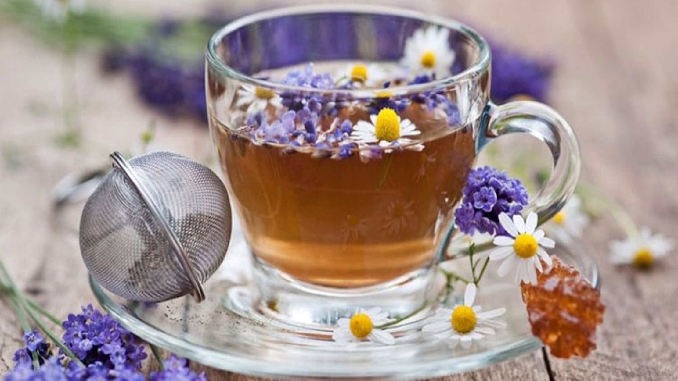 Bạn nên thử trà hoa oải hương.