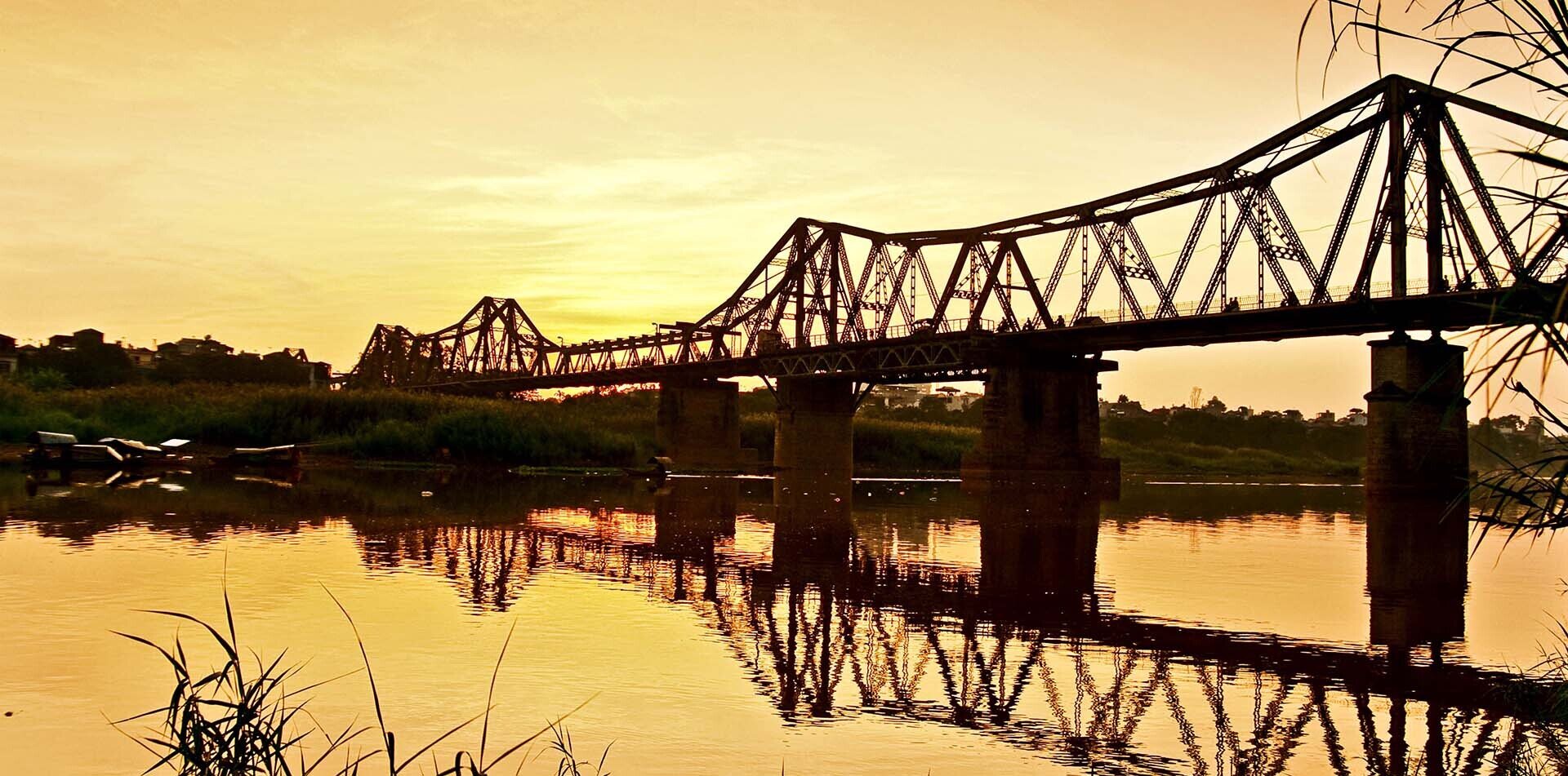 Cầu Long Biên cũng là một địa điểm ngắm hoàng hôn ở Hà Nội được nhiều người yêu thích. (Ảnh: Travel Hanoi)