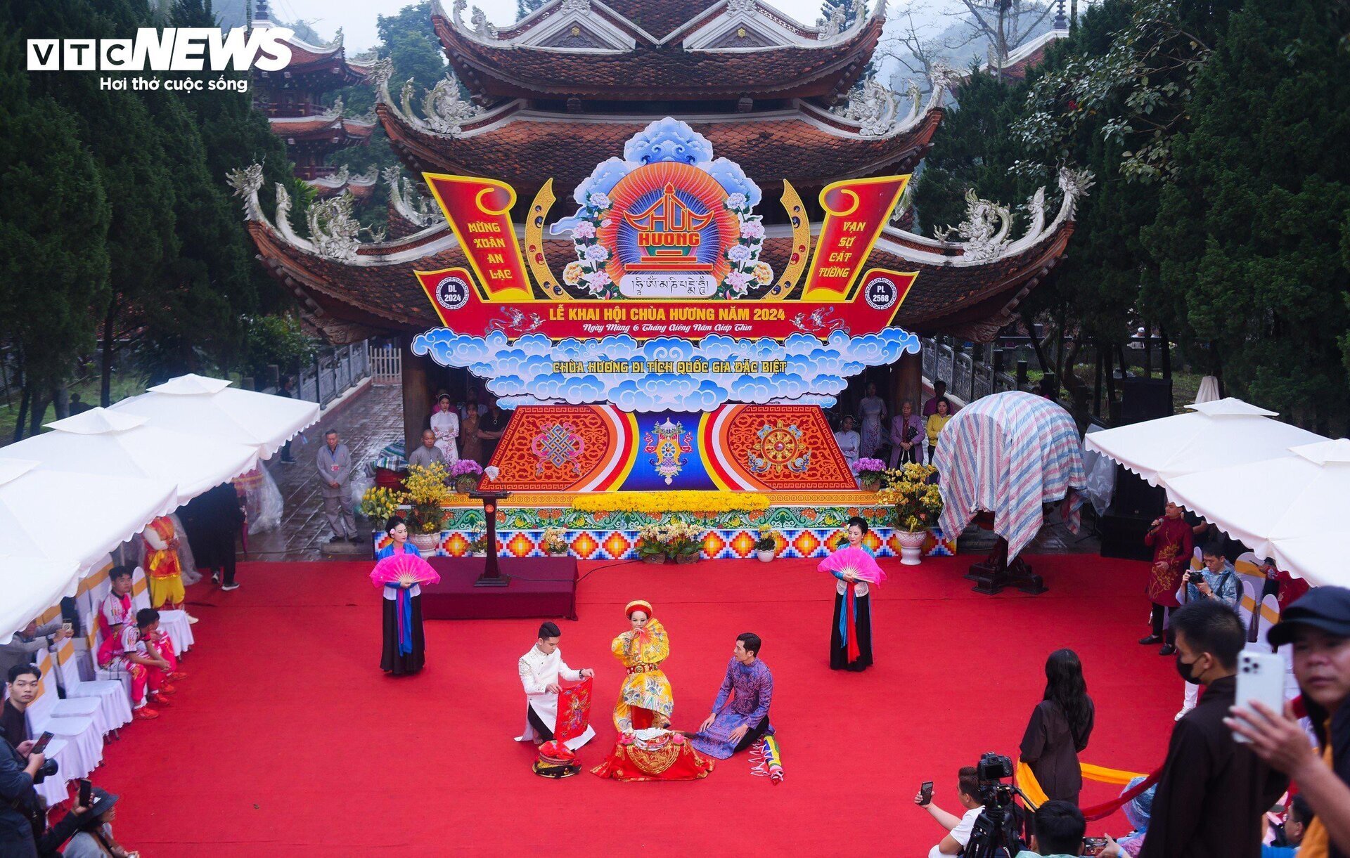 Chùa Hương nổi tiếng là một trong những danh lam thắng cảnh quốc gia hấp dẫn được nhiều du khách trong, và ngoài nước tại khu vực miền Bắc.