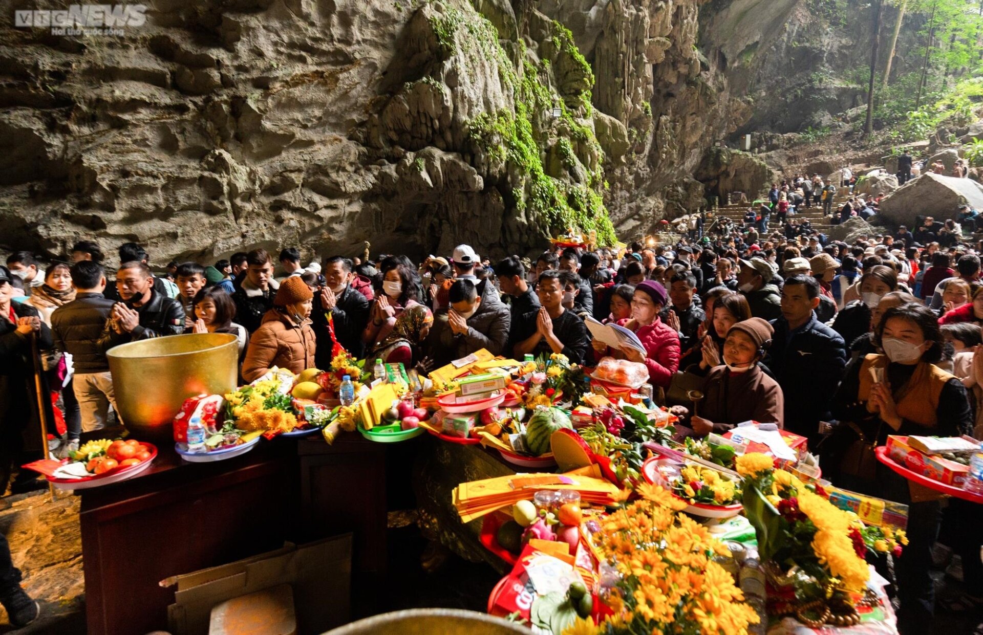 Tùy theo mục đích đi du lịch chùa Hương của bạn để mua đồ lễ cho phù hợp. (Ảnh: Minh Đức)