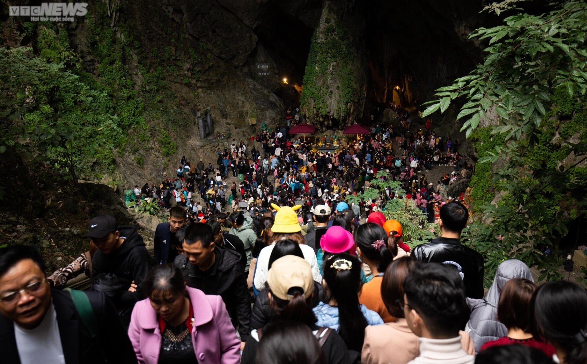 Hầu hết người dân hành hương về Khu di tích thắng cảnh Hương Sơn đều đến với động Hương Tích để dâng lễ.