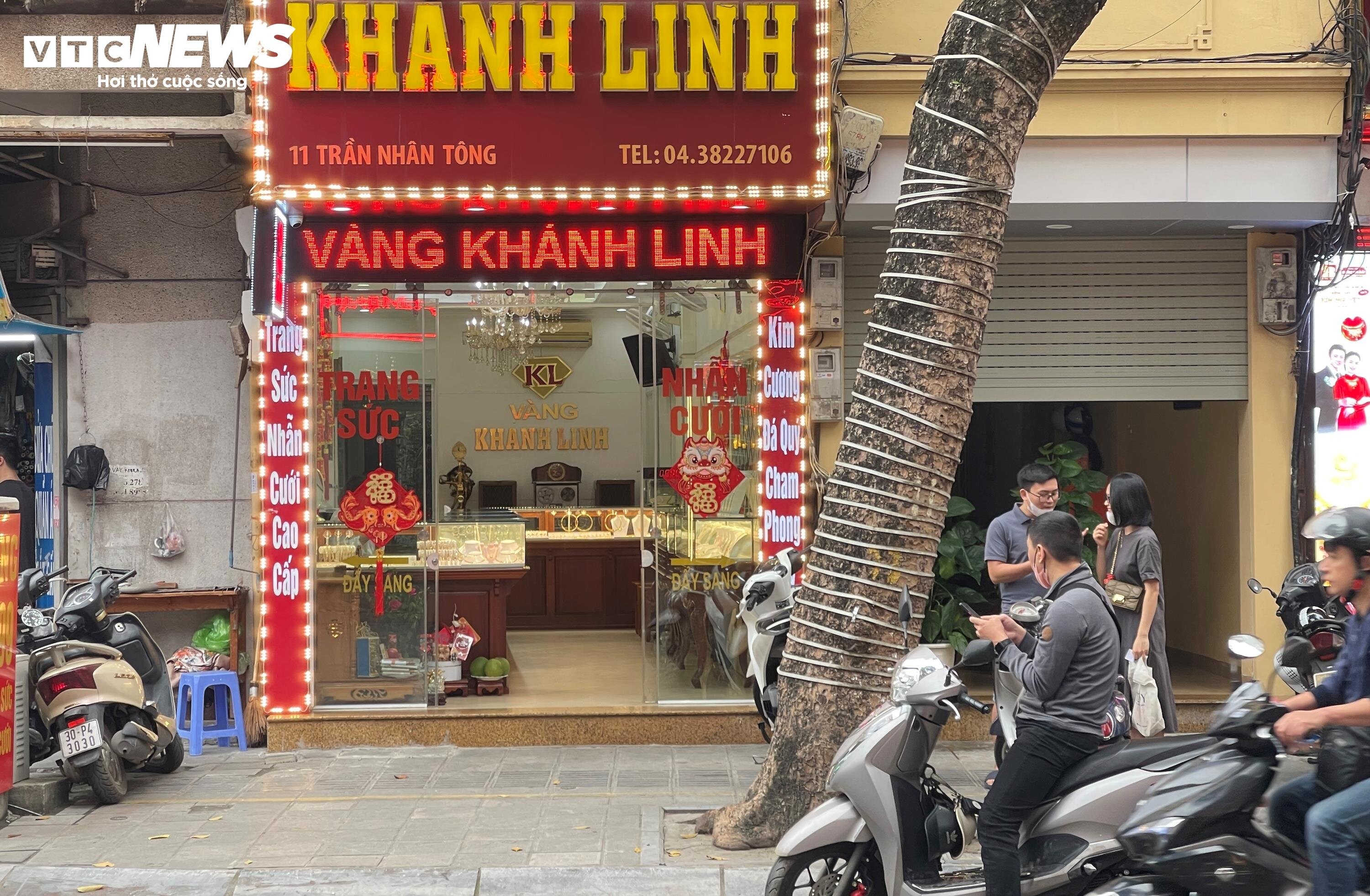 Không ít cửa hàng vàng trên phố Trần Nhân Tông vẫn trong cảnh chờ khách ghé thăm, khác hẳn cảnh chen lấn, đông đúc ở những nơi khác.