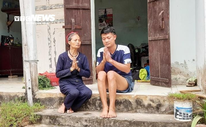 Bà Tới cùng con trai chắp tay cầu xin các mạnh thường quân giúp đỡ gia đình.