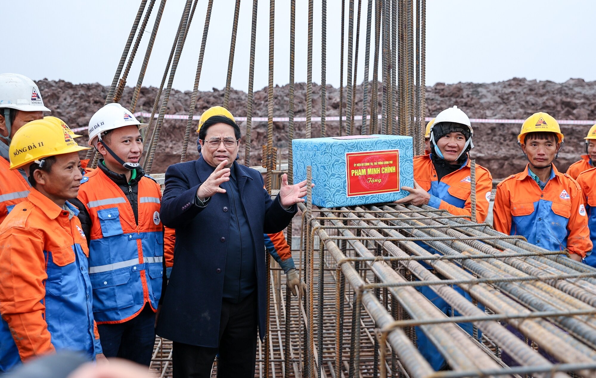 Thủ tướng Phạm Minh Chính động viên, tặng quà người lao động trên công trường dự án đường dây 500 kV Nam Định 1 - Thanh Hóa hồi cuối tháng 1. (Ảnh: VGP/Nhật Bắc)