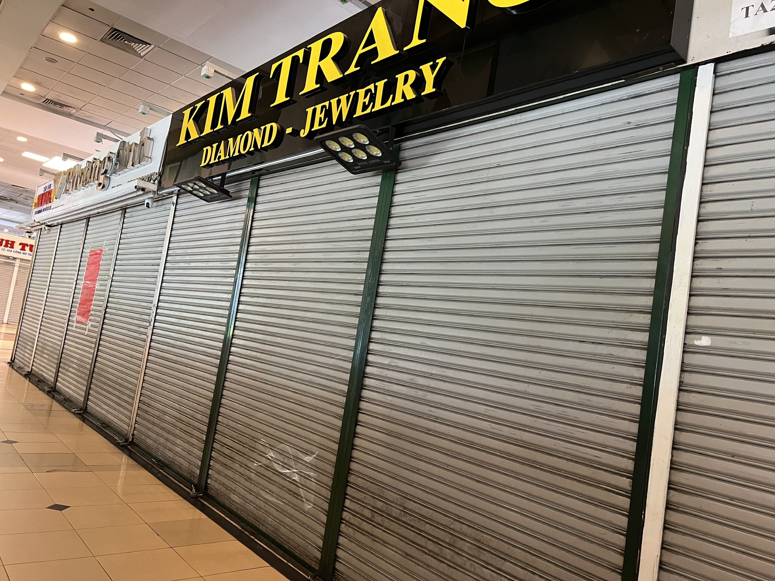 Trong chợ An Đông, rất nhiều cửa hàng, trong đó có cửa hàng kinh doanh vàng đóng cửa vì nhiều lý do. (Ảnh: H. Phúc)