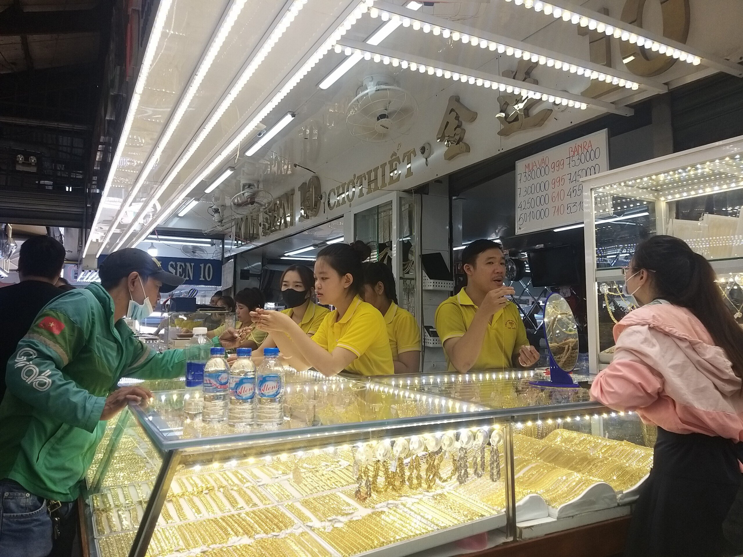 Việc kinh doanh khá nhộn nhịp tại các cửa vàng kinh doanh nữ trang ở chợ Thiếc trưa 16/4. (Ảnh: H. Linh)
