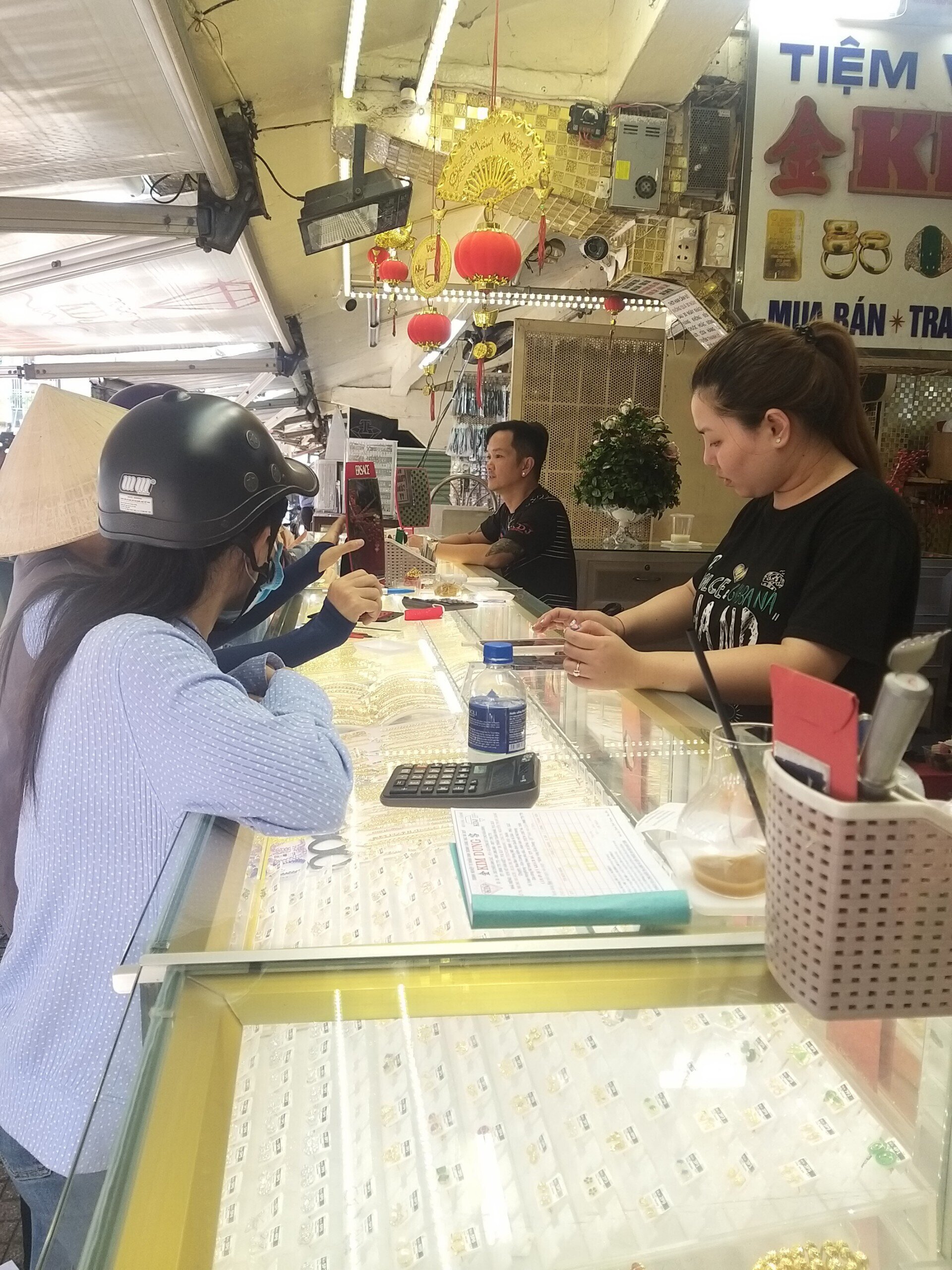 Tiệm vàng Kim Dung tại Quận 5 vừa hoàn tất kiểm tra và việc mua bán diễn ra bình thường. (Ảnh: H. Linh)