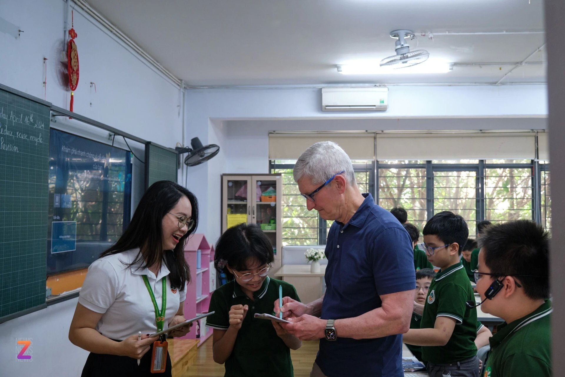 Tim Cook tỏ ra rất chăm chú khi nghe em học sinh trình bày. Phần giới thiệu chỉ kéo dài khoảng 5 phút, và khi rời đi CEO Apple cũng chụp một kiểu ảnh lưu niệm với toàn bộ học sinh, giáo viên trong lớp.