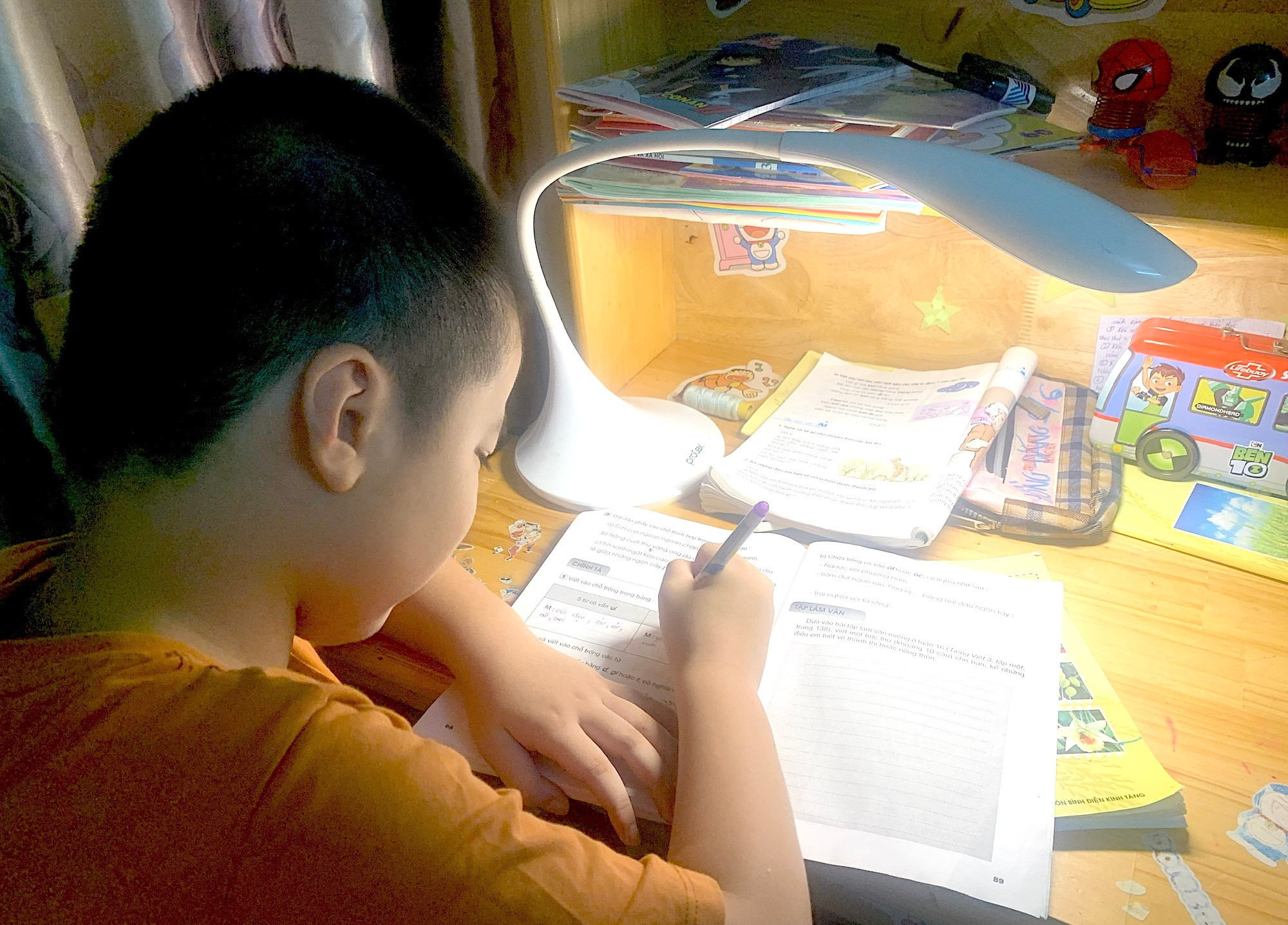 Nhiều phụ huynh ngao ngáo vì con ôn thi cuối thì mà như thi chuyển cấp. (Ảnh minh hoạ)