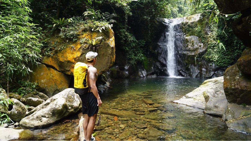 Cung đường ven con suối Cửa Tử Thái Nguyên là điểm đến trekking yêu thích của các bạn trẻ.
