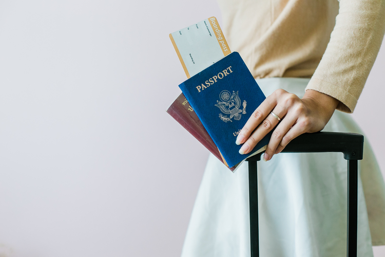 Căn cước công dân hoặc hộ chiếu gốc là một trong những giấy tờ bạn cần mang theo.