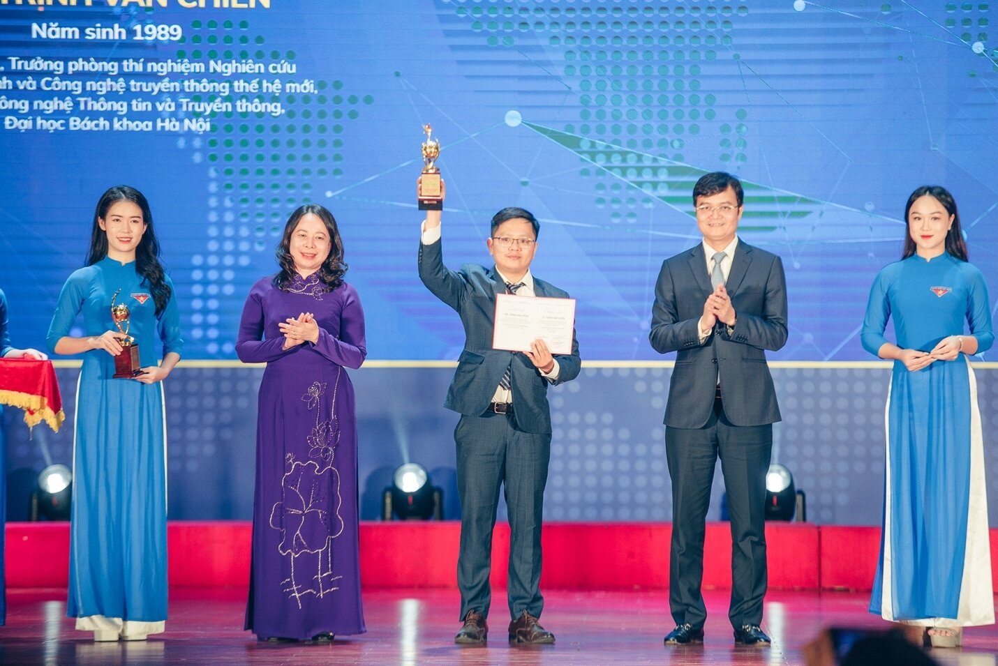 TS Trịnh Văn Chiến (ở giữa) nhận giải thưởng Quả cầu vàng 2023.