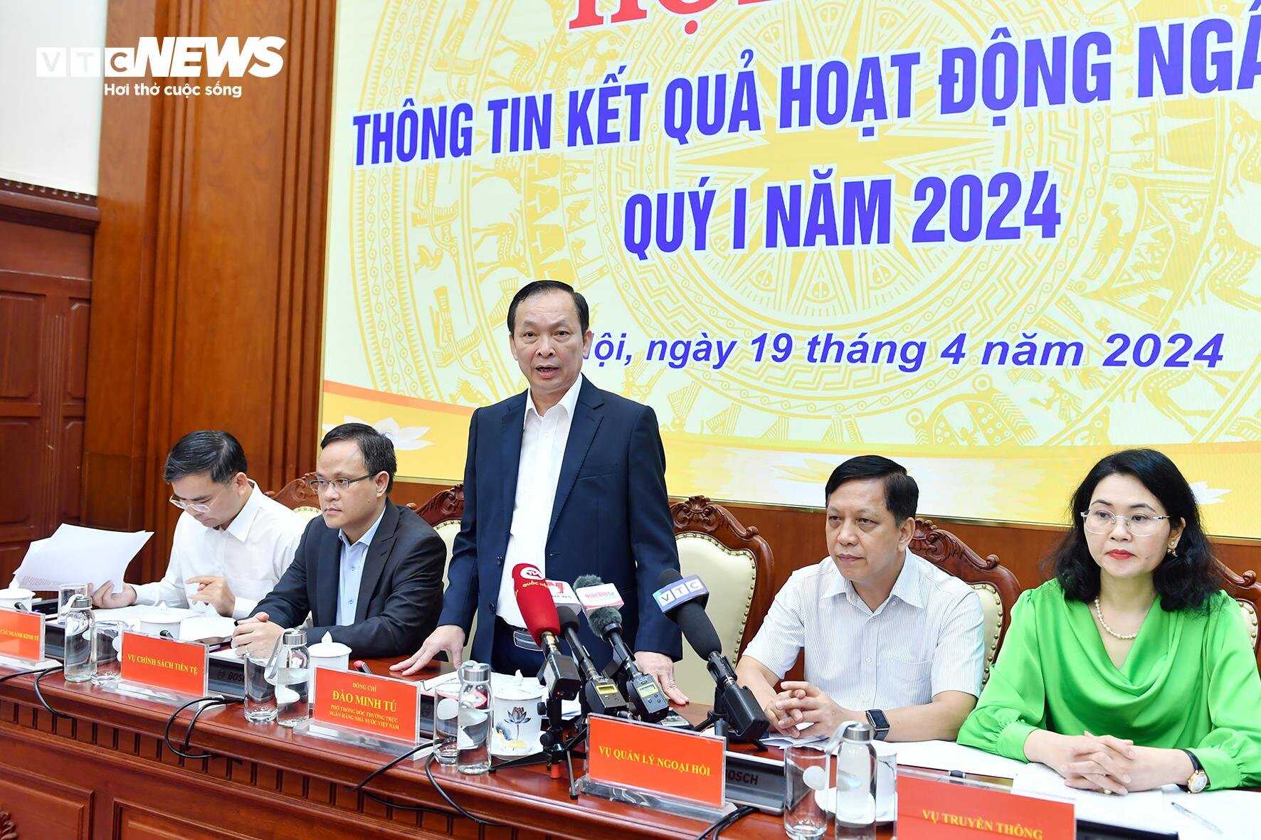 Phó Thống đốc Đào Minh Tú cho biết, Ngân hàng Nhà nước sẽ can thiệp tỷ giá trong hôm nay.