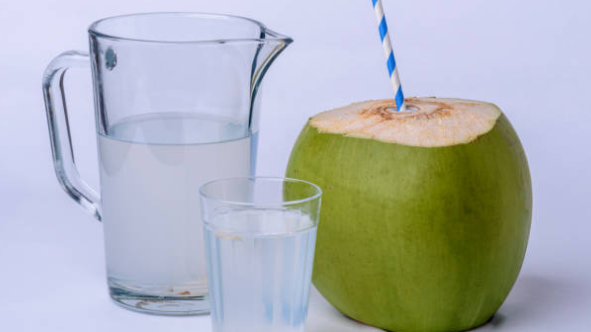 Nước dừa được xem là thứ nước giải khát cao cấp nhưng bạn cũng không nên uống quá nhiều (Ảnh: Pixabay)