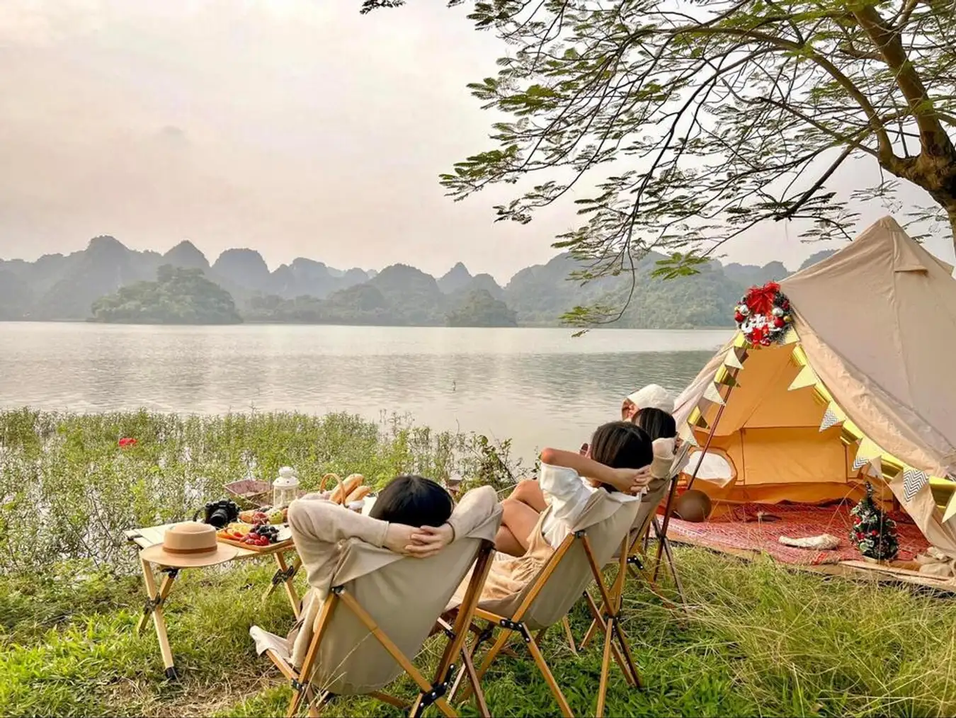 Cắm trại tại Hồ Quan Sơn.
