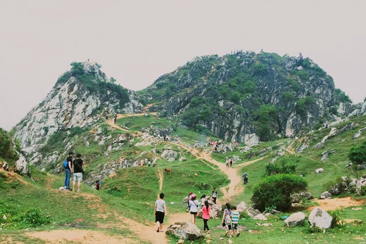 Núi Hàm Lợn - điểm du lịch 30/4 1/5 gần Hà Nội được giới trẻ yêu thích.