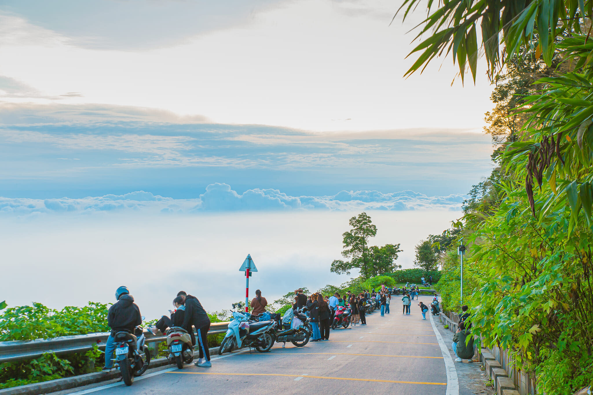 Tổng quãng đường từ trung tâm thành phố Hà Nội đến Vườn Quốc gia Ba Vì khoảng hơn 60km.