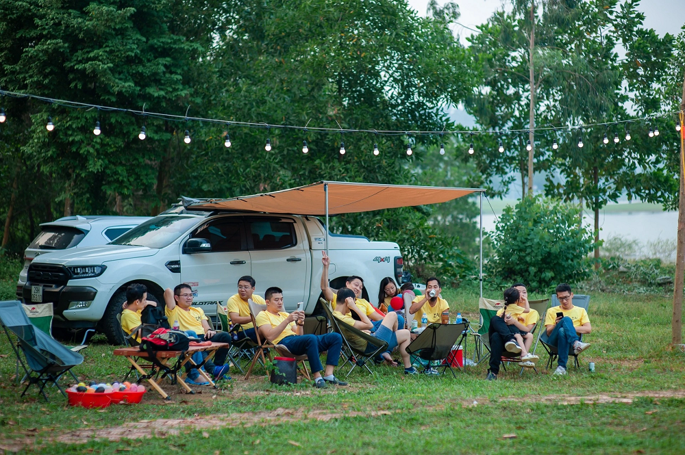 Các khu cắm trại ven hồ Đồng Mô luôn là địa chỉ hút du khách (Ảnh: Ecotrip)