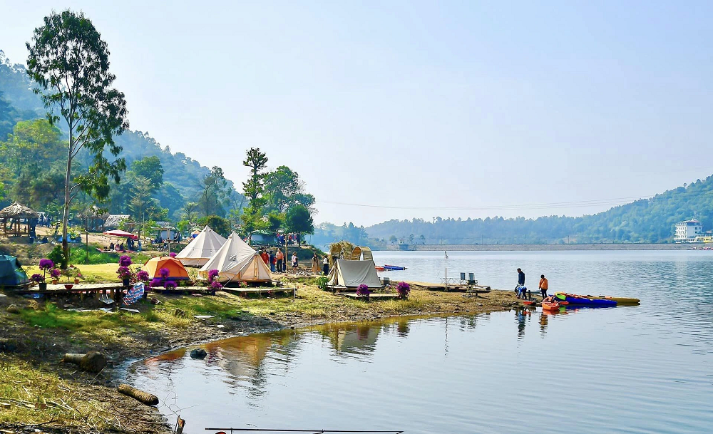 Nhiều bạn trẻ yêu thích cắm trại quanh hồ Đồng Đò (Ảnh: Phương Anh)