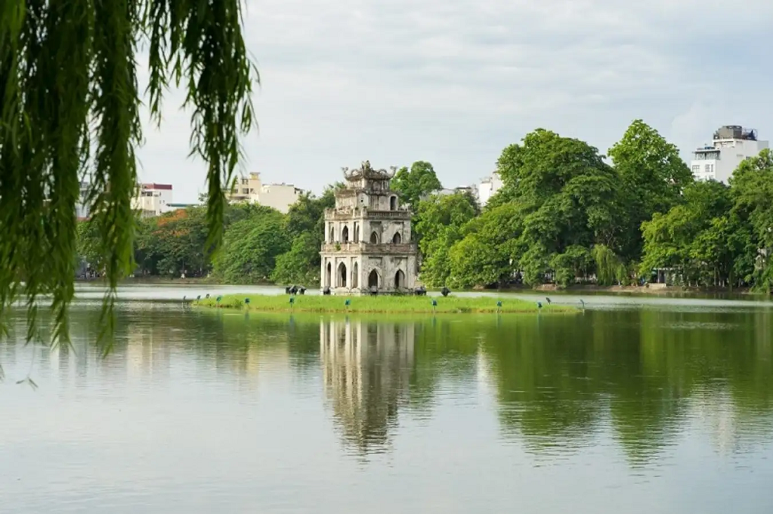 Hồ Gươm là biểu tượng, là đại diện cho điểm du lịch Hà Nội nổi tiếng nhất của thành phố này.